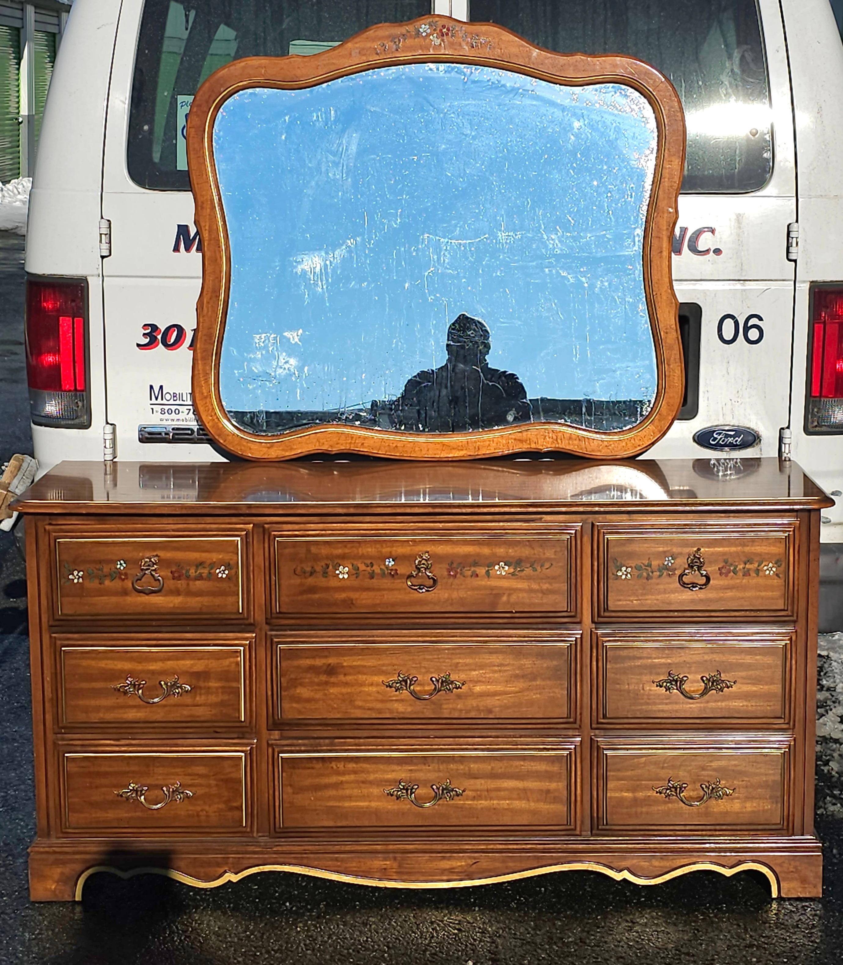 Verschnörkelte und teilweise vergoldete Kommode mit Wandspiegel von Henry Link Furniture (20. Jahrhundert) im Angebot
