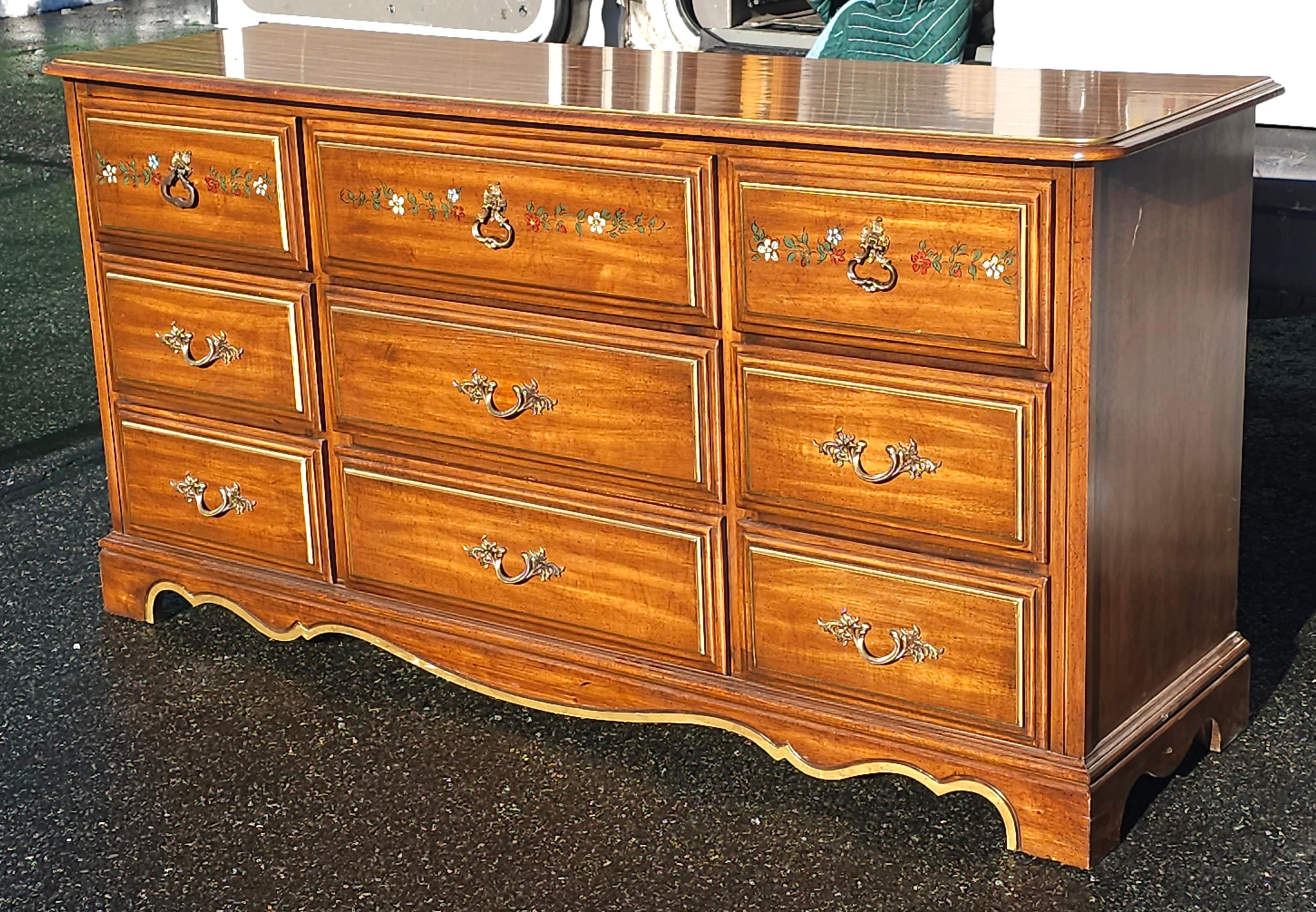 Verschnörkelte und teilweise vergoldete Kommode mit Wandspiegel von Henry Link Furniture (Hartholz) im Angebot