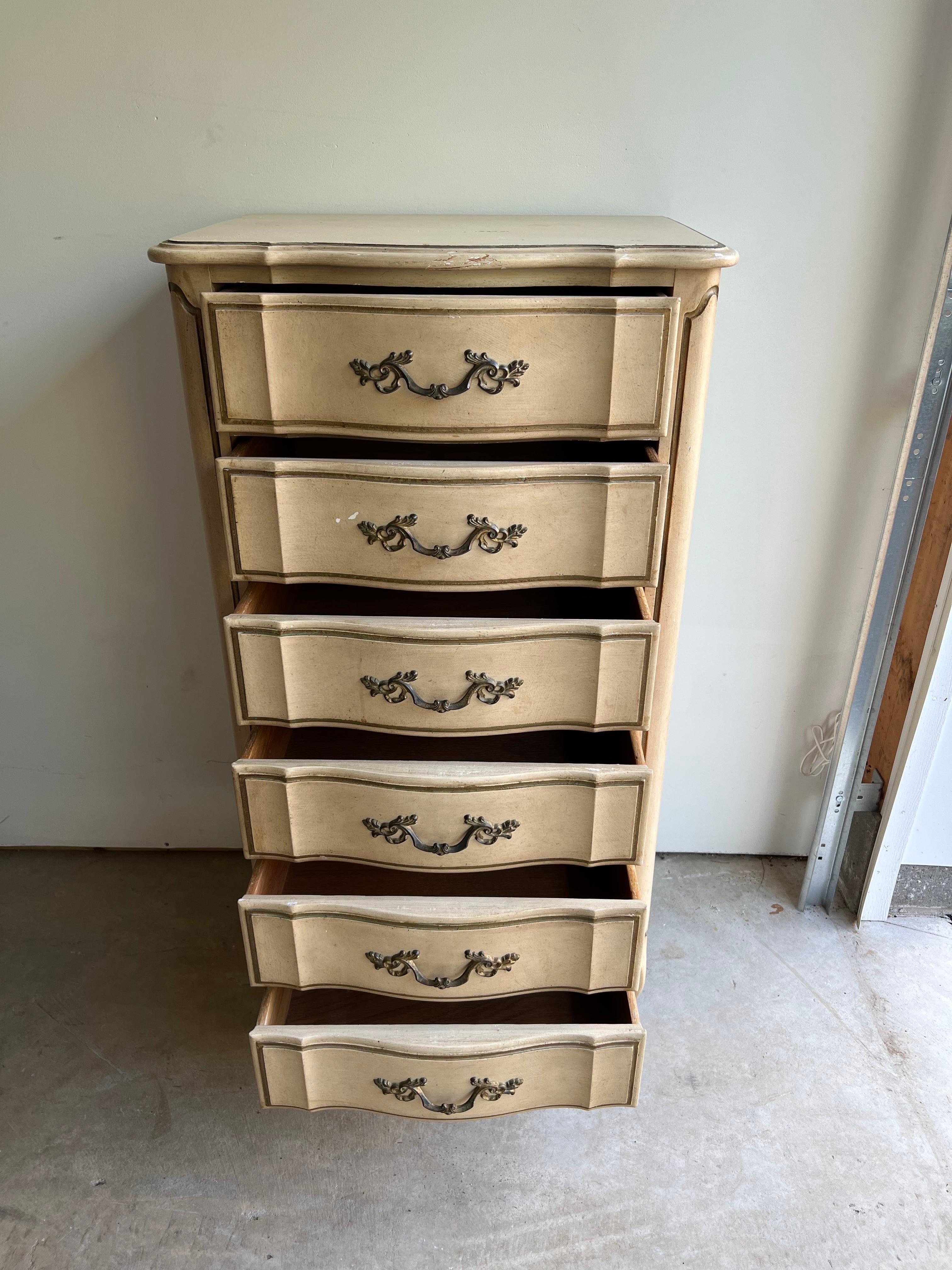 Henry Link Style Lingerie Dresser or Semanier In Good Condition In Redding, CT