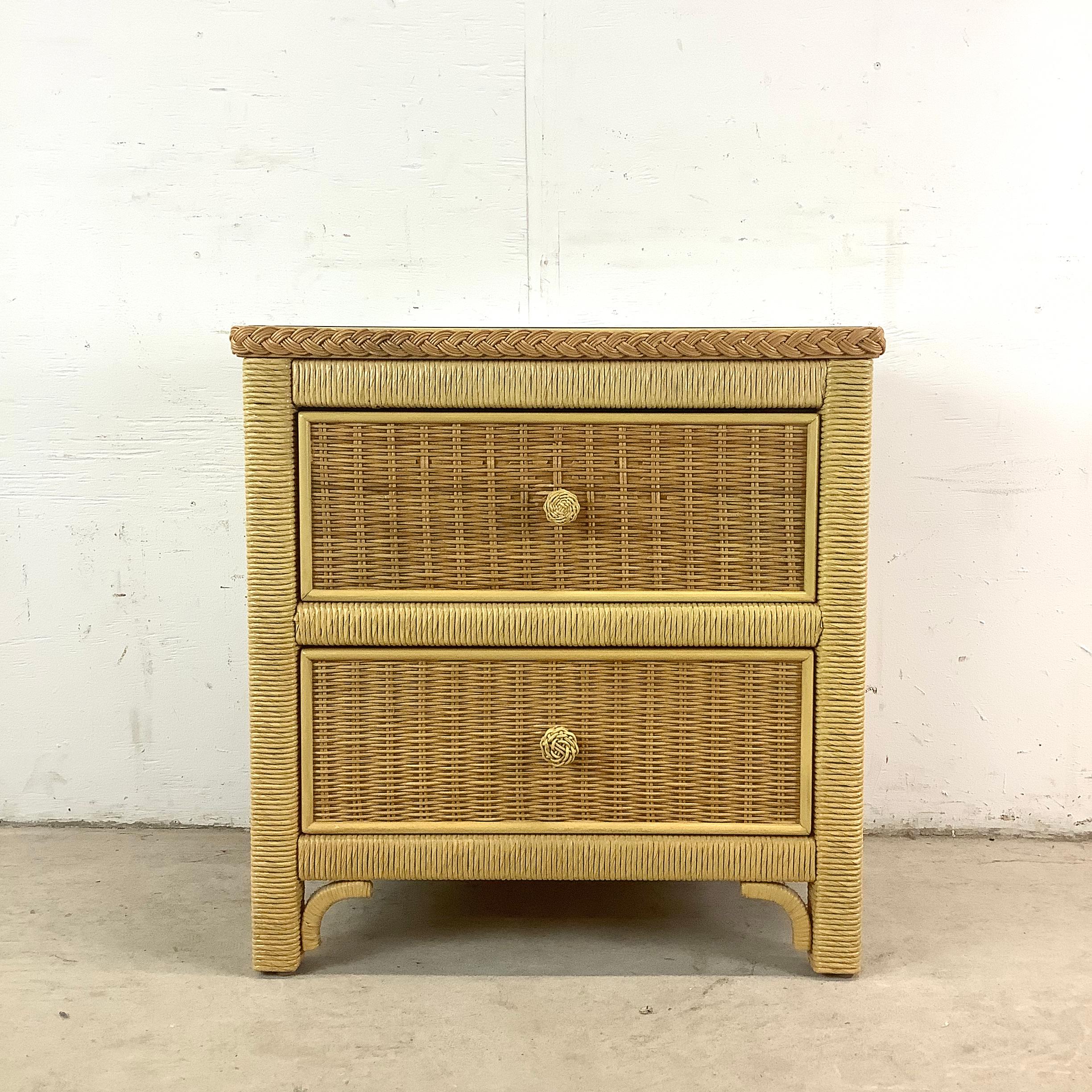 Questo raffinato comodino in vimini di Henry Link mette in mostra l'influenza duratura del designer sugli interni moderni e boho di metà secolo. Realizzato con un esterno in vimini intrecciato, il pezzo evoca la bellezza e la consistenza naturale e