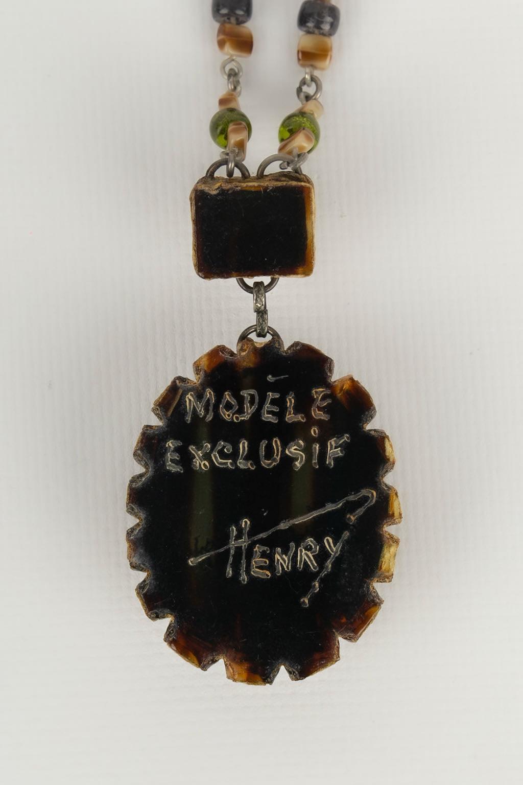 Collier médaillon Henry en perles avec pendentif en forme de clou Pour femmes en vente