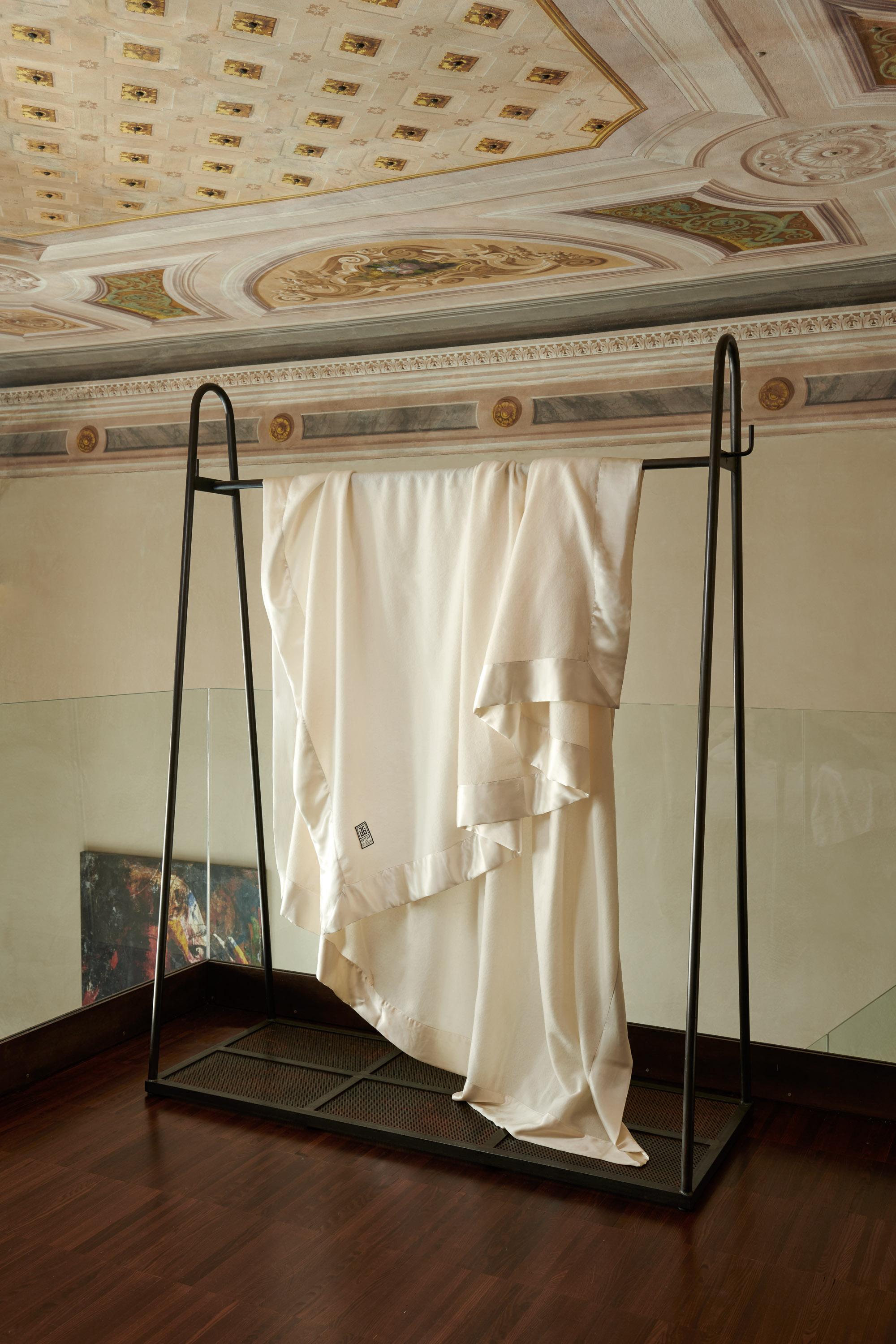 Può essere utilizzato come copriletto o coperta. Coperte come cimeli d'arte. La lana del mulino inglese del XVIII secolo ha un mandato reale del Castello di Windsor ed è la lana Merino più morbida e di alta qualità. Disponibile in altri colori di