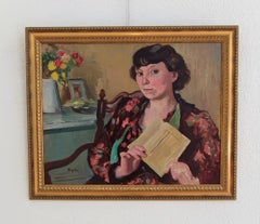 Jeune femme en train de lire