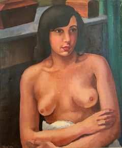 Jeune femme assise sans manches