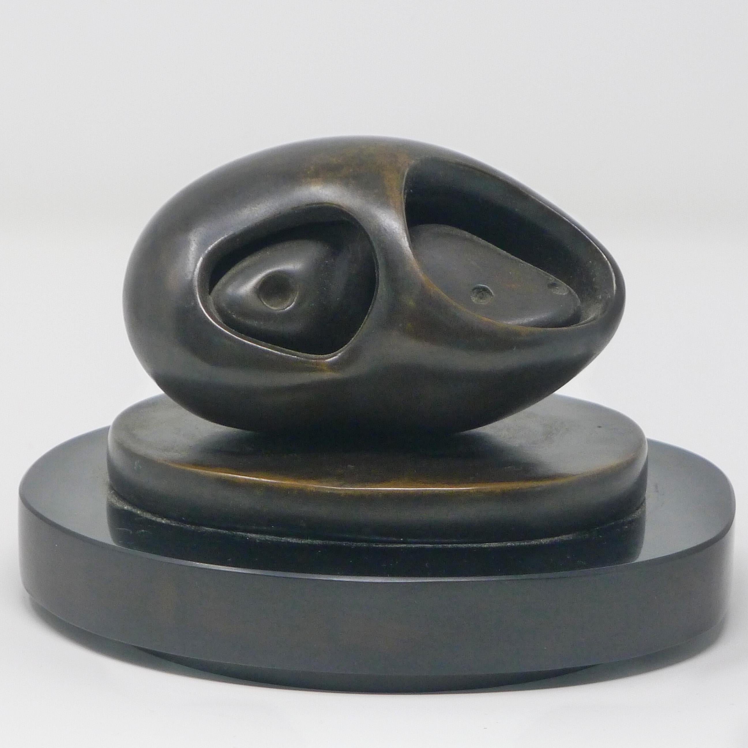 Henry Moore (1898-1986)
Form A : Cailloux, 1977
signé Moore et numéroté 7/9
bronze à patine brune, 11 cm de large, 9 cm de profondeur, 7,5 cm de haut
monté sur une base ovale en résine, dimensions totales 15cm de large, 12,5cm de profondeur, 10,5cm