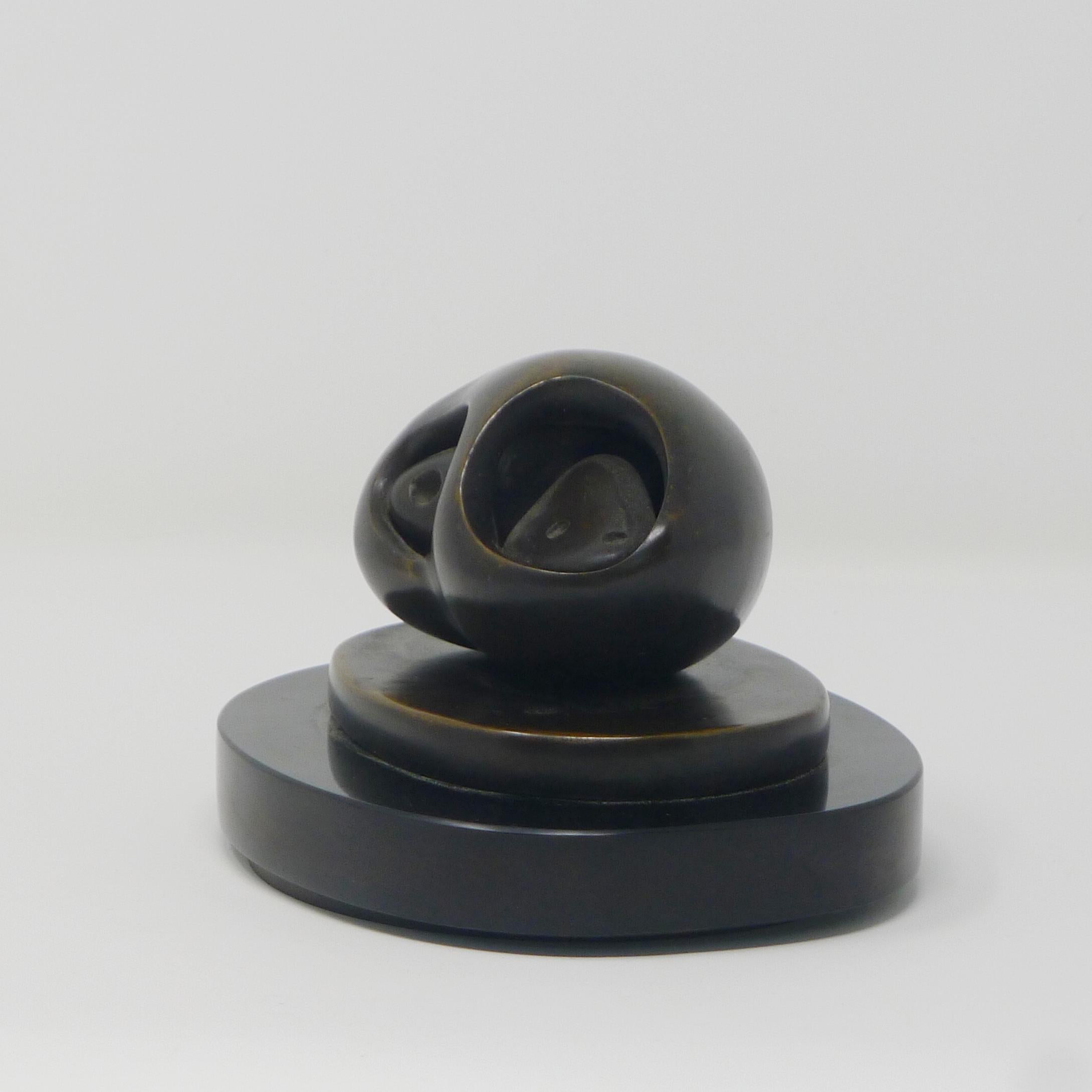Moderne Henry Moore, « Egg Form: Pebbles », sculpture en bronze en édition limitée, signée