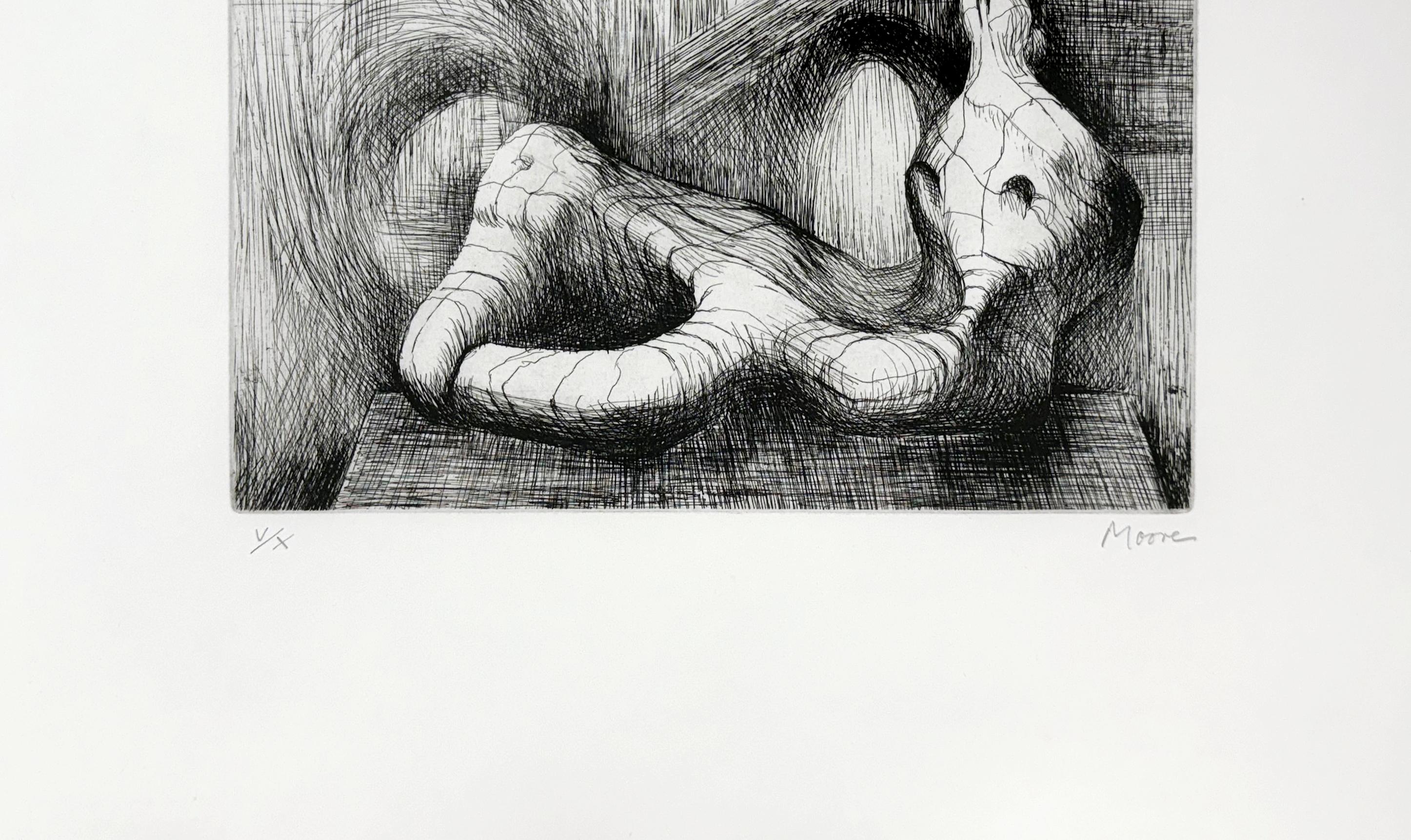 Rechteckige Figur: Piranesi-Rückengrund II (handsignierte Radierung) – Print von Henry Moore