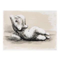 Liegende Frau am Strand