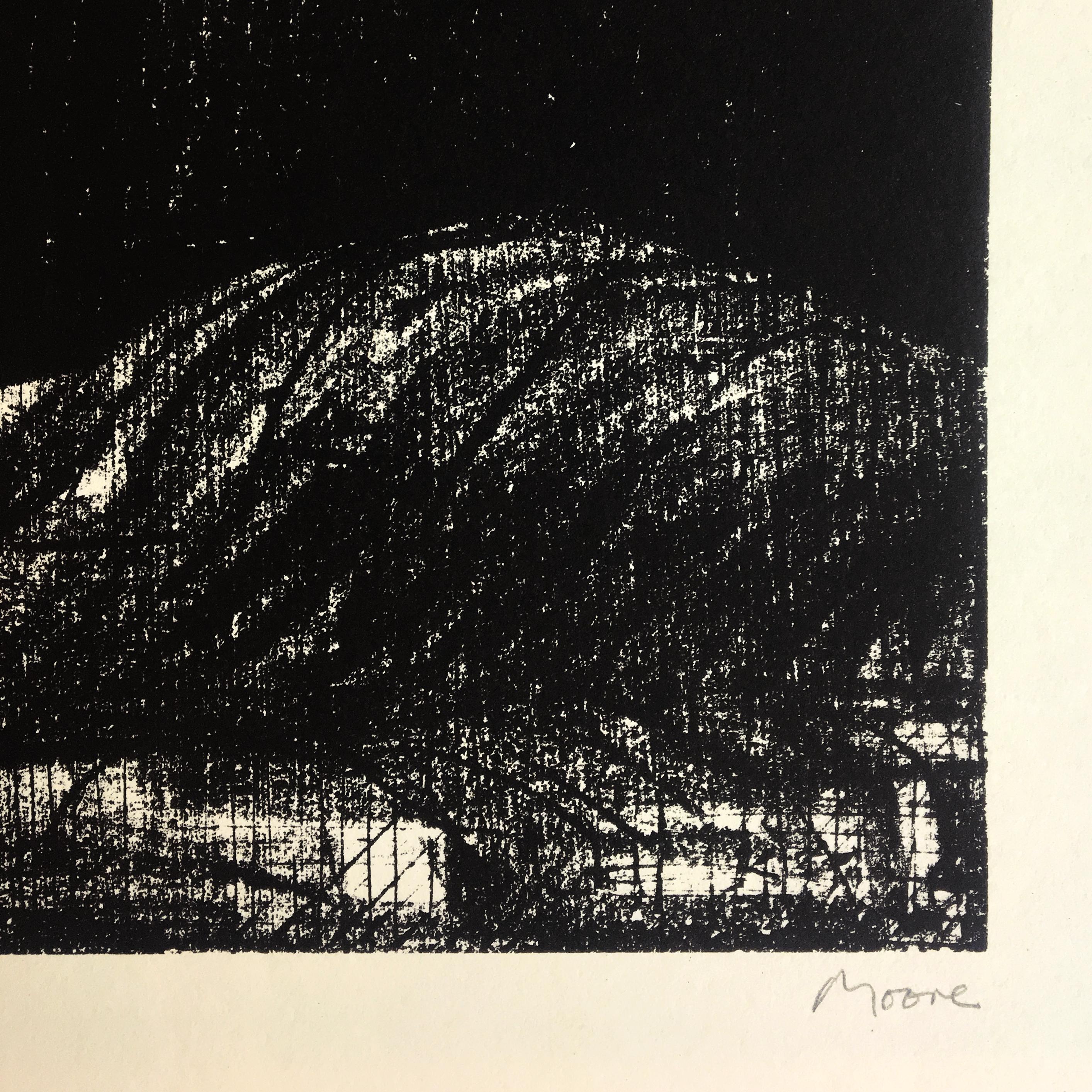 The Cavern: abstrakte schwarze Zeichnung, die auf der Poesie von Auden und der Landschaft von Yorkshire basiert (Weiß), Abstract Print, von Henry Moore