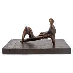 Henry Moore "Figura reclinada: Pierna rígida" Bronce