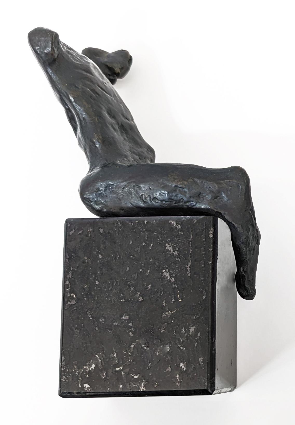 Bronzeskulptur mit Patina am Sockel. Eingeschnittenes 