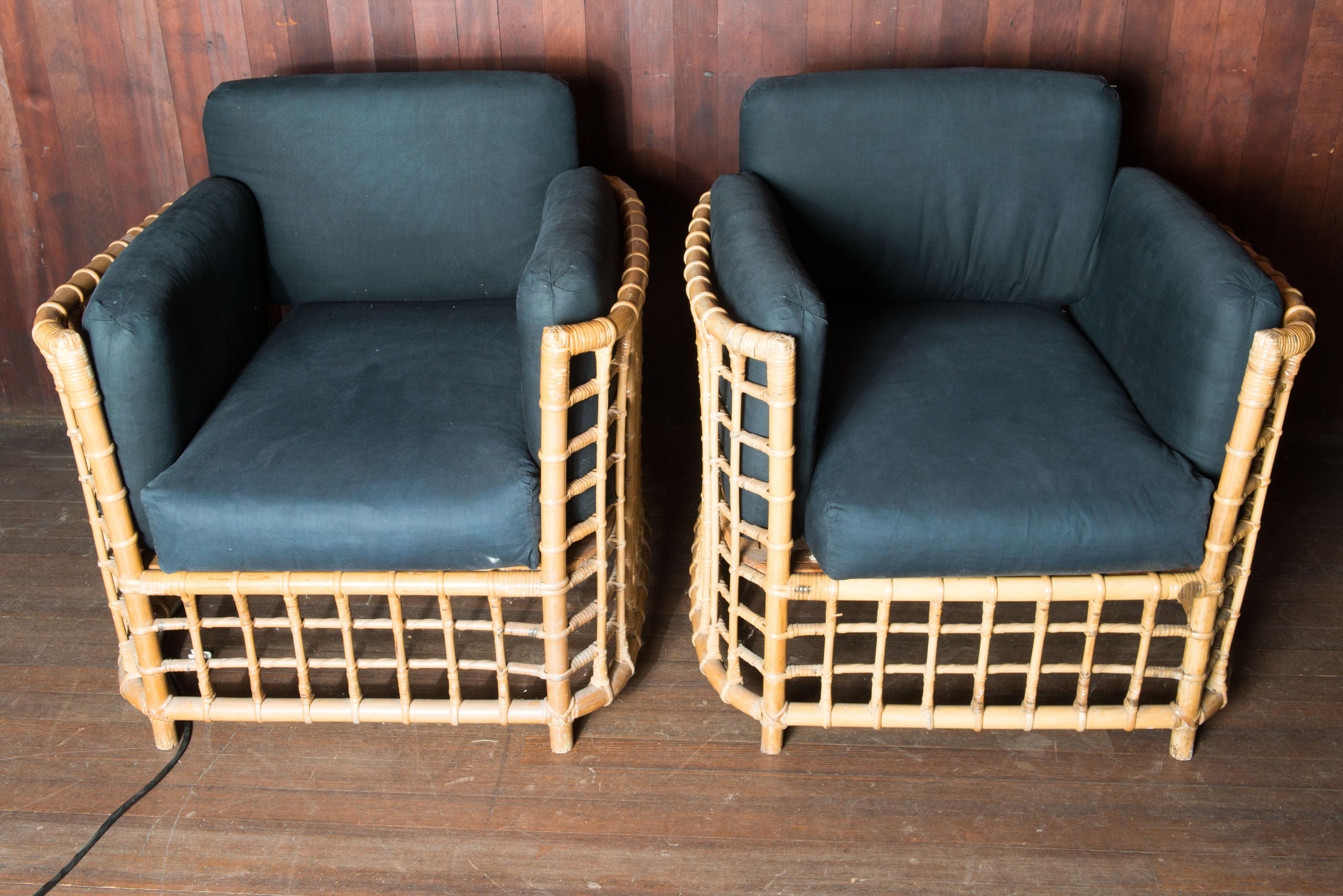 Une paire exquise et rare de chaises en rotin du célèbre Henry Olko pour sa société Willow and Reed, vers 1975. Ces chaises uniques sont issues de la série Square d'Olko. - Construction robuste en rotin et en bois dur, avec des détails de canne de
