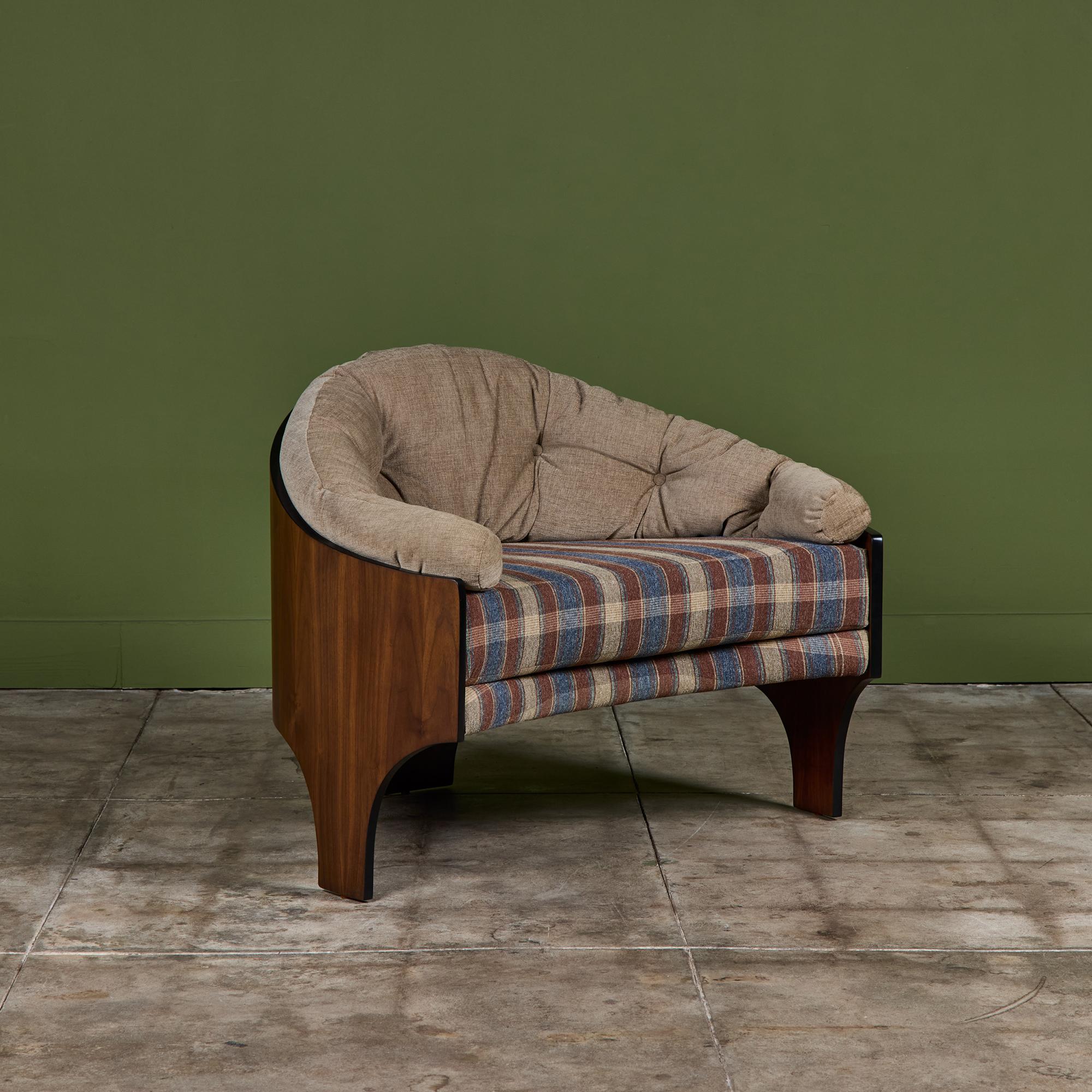 Loungesessel von Henry P Glass für Richbilt Furniture, 1960er Jahre, USA. Der Stuhl hat ein Gestell aus Nussbaumholz und wurde vor kurzem mit einem beigen Chenille-Stoff an der Rückenlehne und einem karierten Wollstoff an der Sitzfläche neu