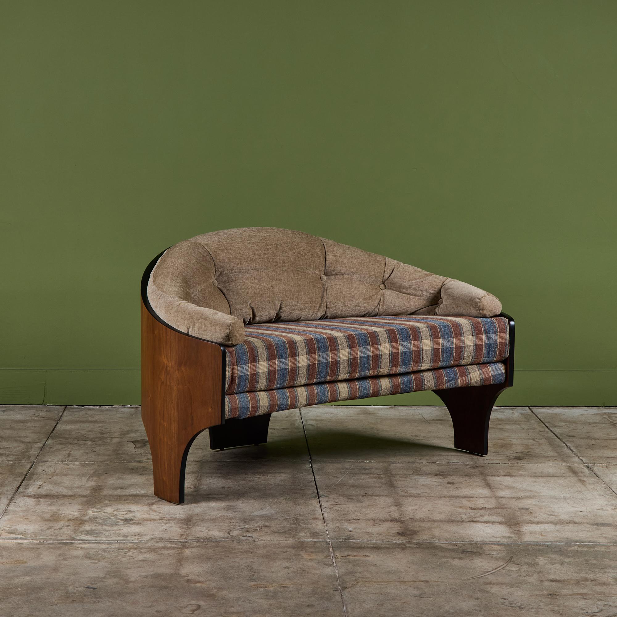 Loveseat von Henry P Glass für Richbilt Furniture, C.1960er Jahre, USA. Der Sessel hat ein Gestell aus Walnussholz und wurde vor kurzem mit einem beigen Chenille-Stoff an der Rückenlehne und einem karierten Wollstoff an der Sitzfläche neu