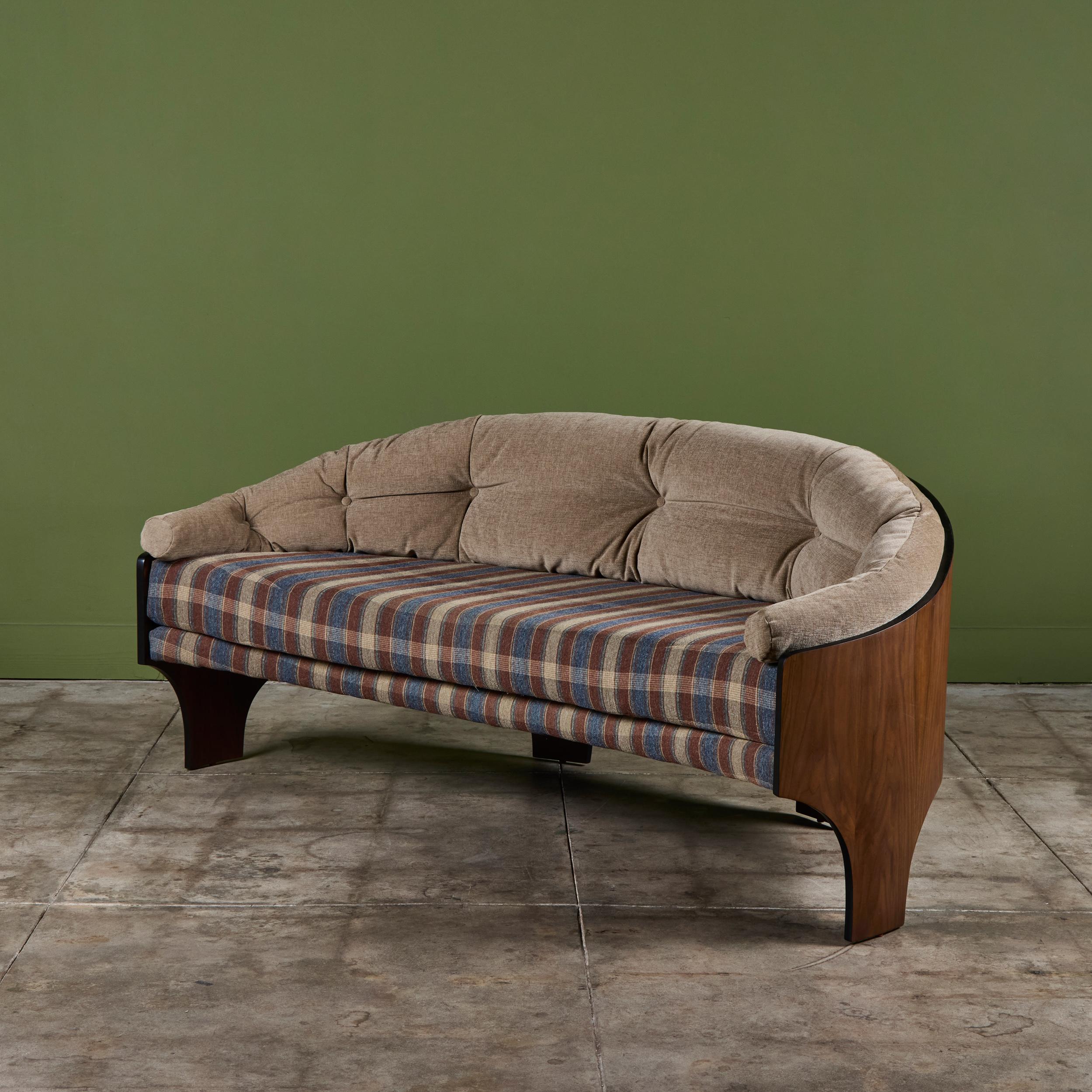 Divano di Henry P. Glass per Richbilt Furniture, anni '60, USA. Il divano presenta una struttura in noce scolpito ed è stato recentemente rivestito in un tessuto di ciniglia beige lungo lo schienale e in lana a quadri lungo la