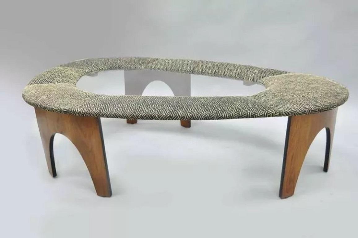 Très rare table basse arquée du milieu du siècle par Henry P Glass provenant de la suite intime de l'île pour The Richbilt Furniture Co. L'article se caractérise par des pieds arqués en placage de noyer sur un cadre en contreplaqué cintré, un