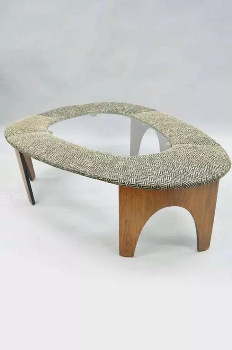 Mid-Century Modern Henry P Glass Intimate Island Suite Walnut Upholstered Mid Century Coffee Table (Table basse du milieu du siècle) en vente