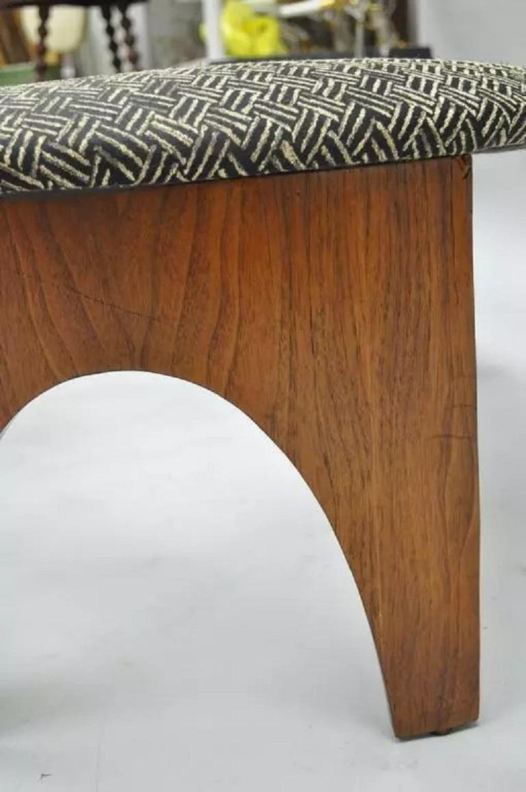 20ième siècle Henry P Glass Intimate Island Suite Walnut Upholstered Mid Century Coffee Table (Table basse du milieu du siècle) en vente