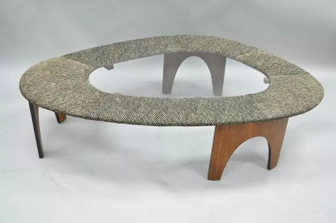 Henry P Glass Intimate Island Suite Walnut Upholstered Mid Century Coffee Table (Table basse du milieu du siècle) en vente 1