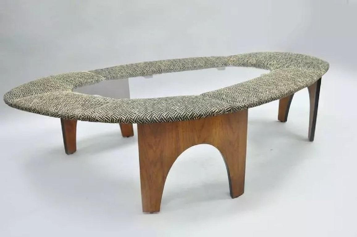 Henry P Glass Intimate Island Suite Walnut Upholstered Mid Century Coffee Table (Table basse du milieu du siècle) en vente 2
