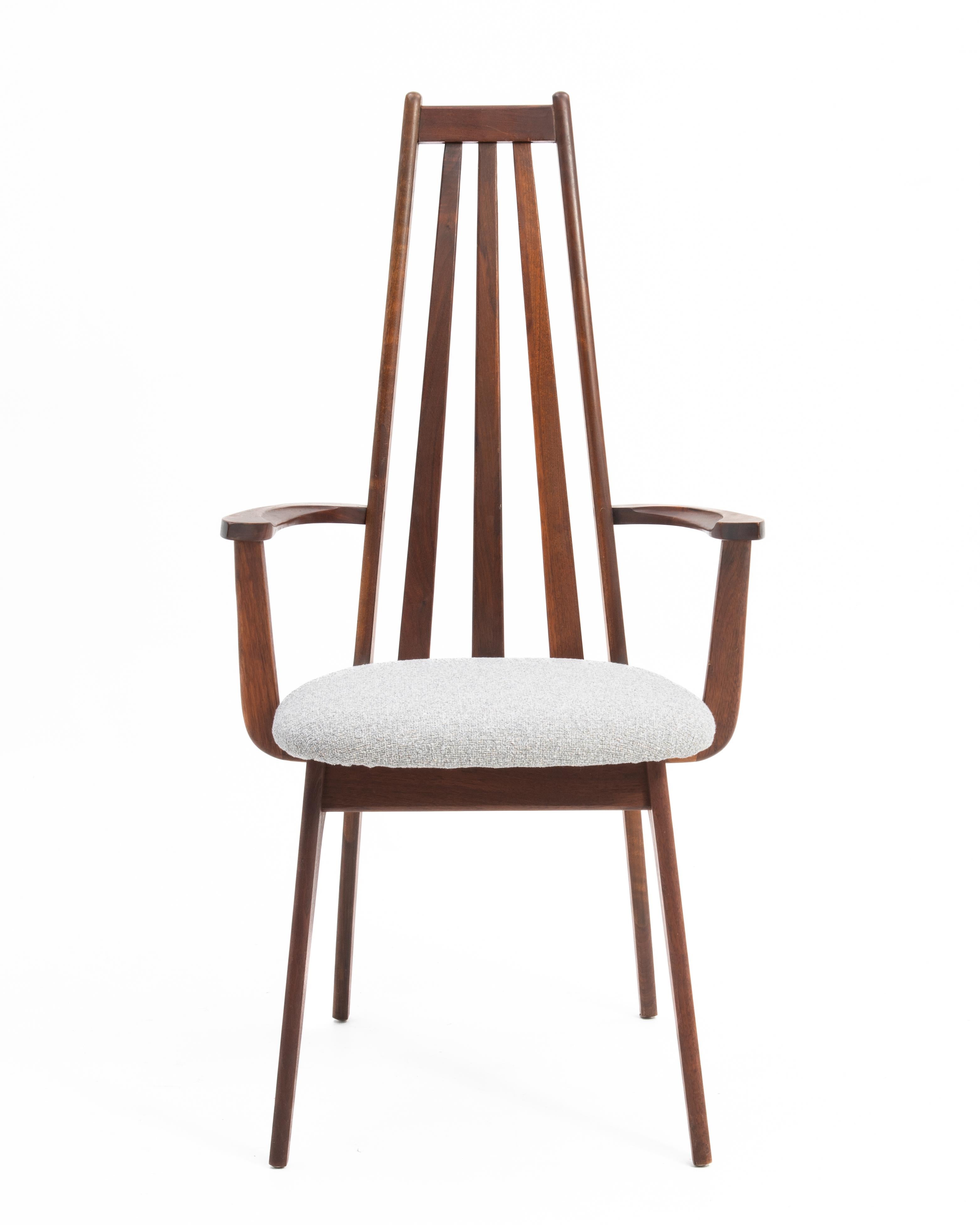 Ensemble de quatre chaises de salle à manger à haut dossier en noyer, conçues par Henry P. Glass pour Richbilt Manufacturing de Cincinnati, Ohio. Ces chaises sont généralement trouvées non marquées et attribuées à Adrian Pearsall pour Craft