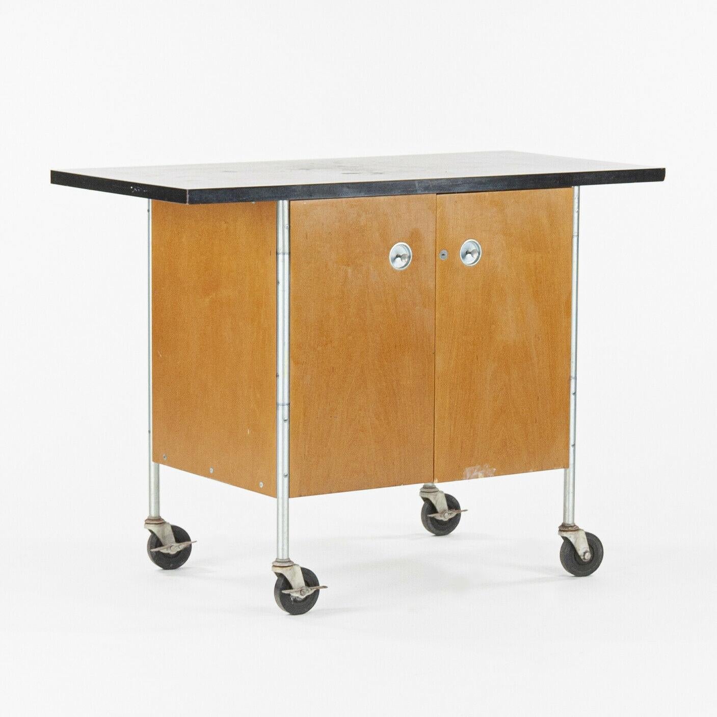 Henry P. Glass Rollle Bar Tea Cart Cabinet by Fleetwood Furniture Company Bon état - En vente à Philadelphia, PA