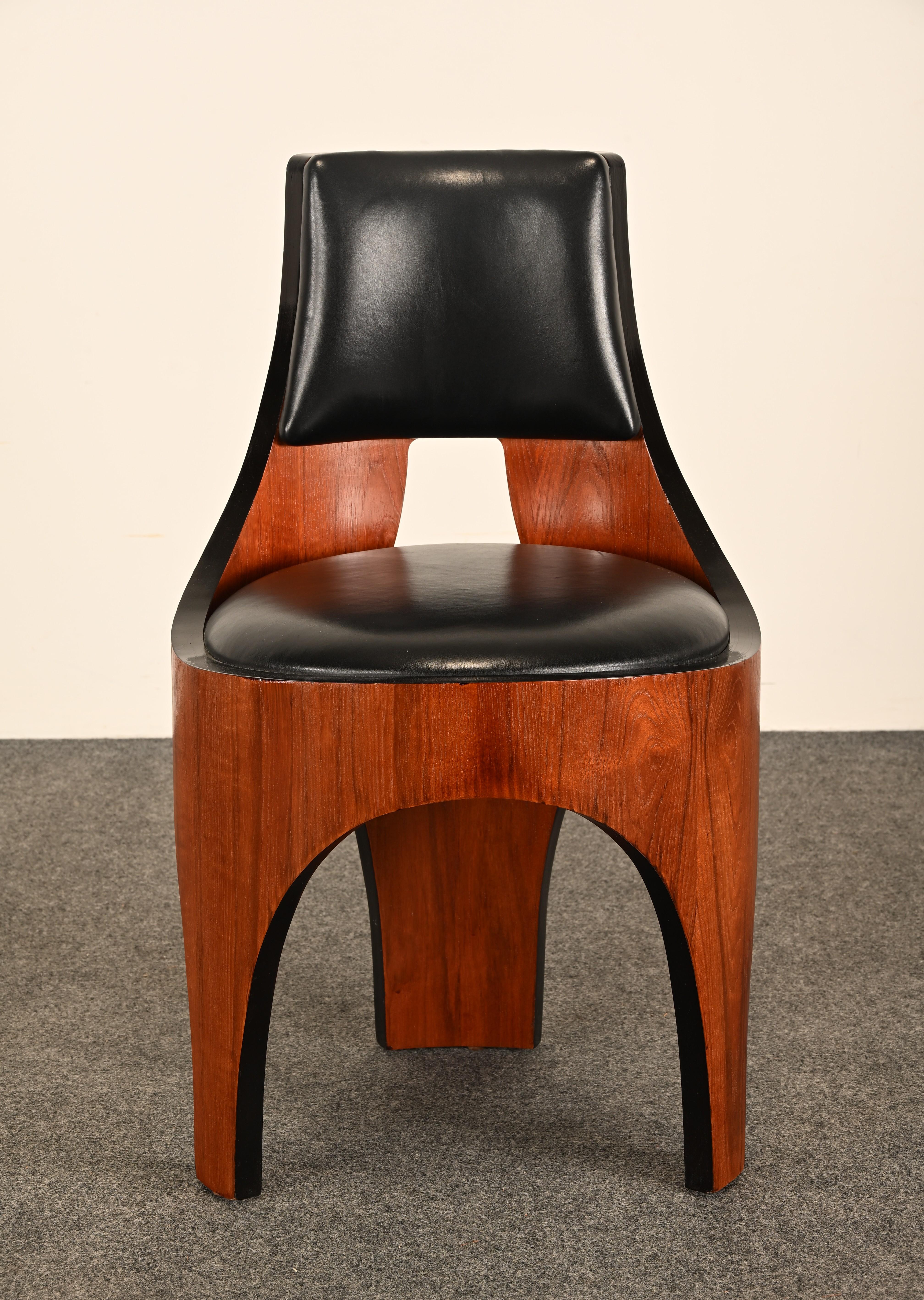 Dieser außergewöhnliche dreibeinige Loungesessel ist ein Beispiel für das skulpturale Genie von Henry P. Glass, einem bahnbrechenden Designer aus Chicago, dessen Werk eine Brücke zwischen der europäischen Moderne und der amerikanischen Innovation