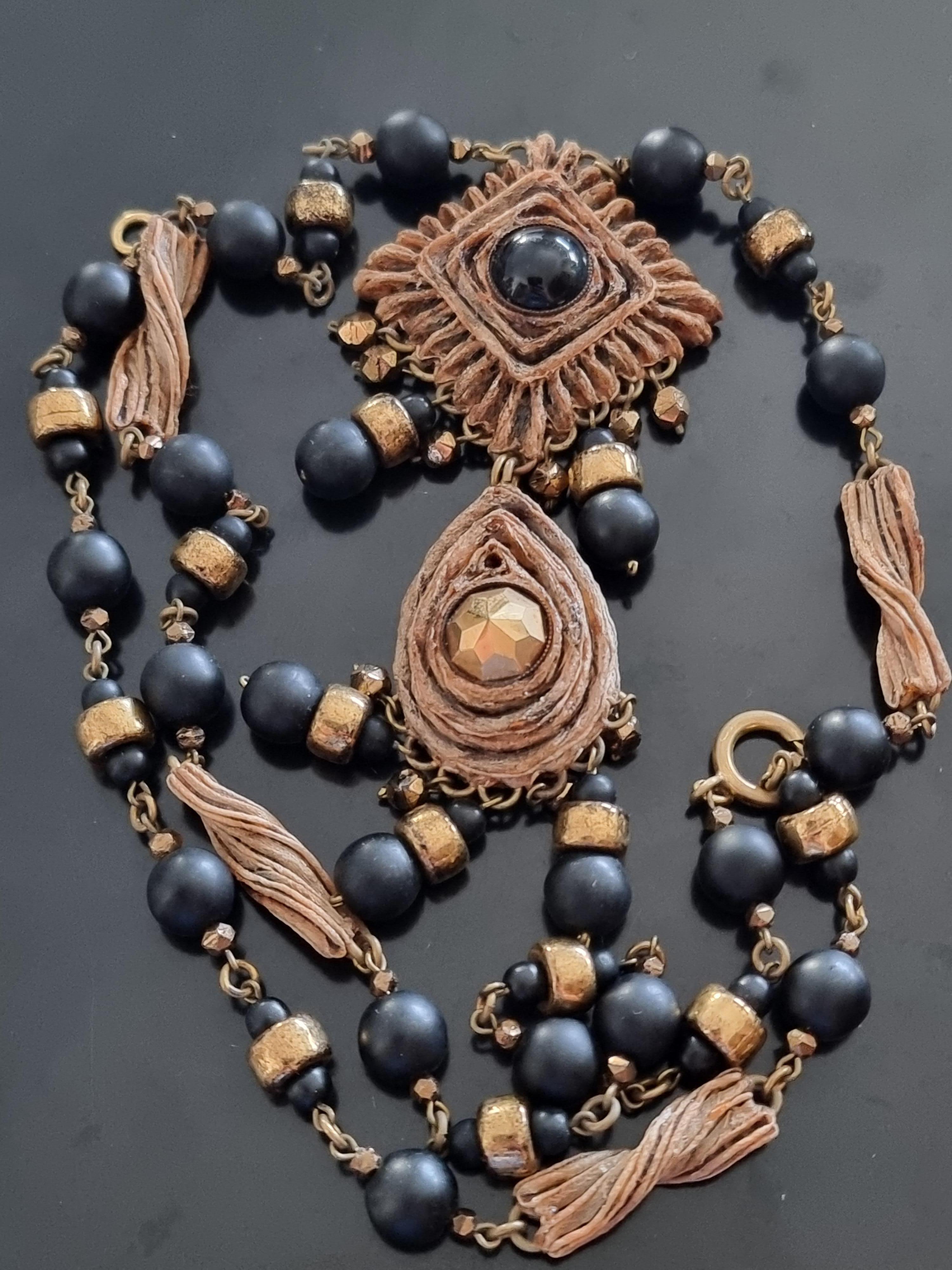 Sublime old long NECKLACE,
50s vintage,
talosel, beads (stone or glass),
by Henry PERICHON, signed,
total necklace length 72 cm, weight 69 g,
total length of two pendants 11 cm,
good condition.

Henry Périchon, known as Henry, was the son of a