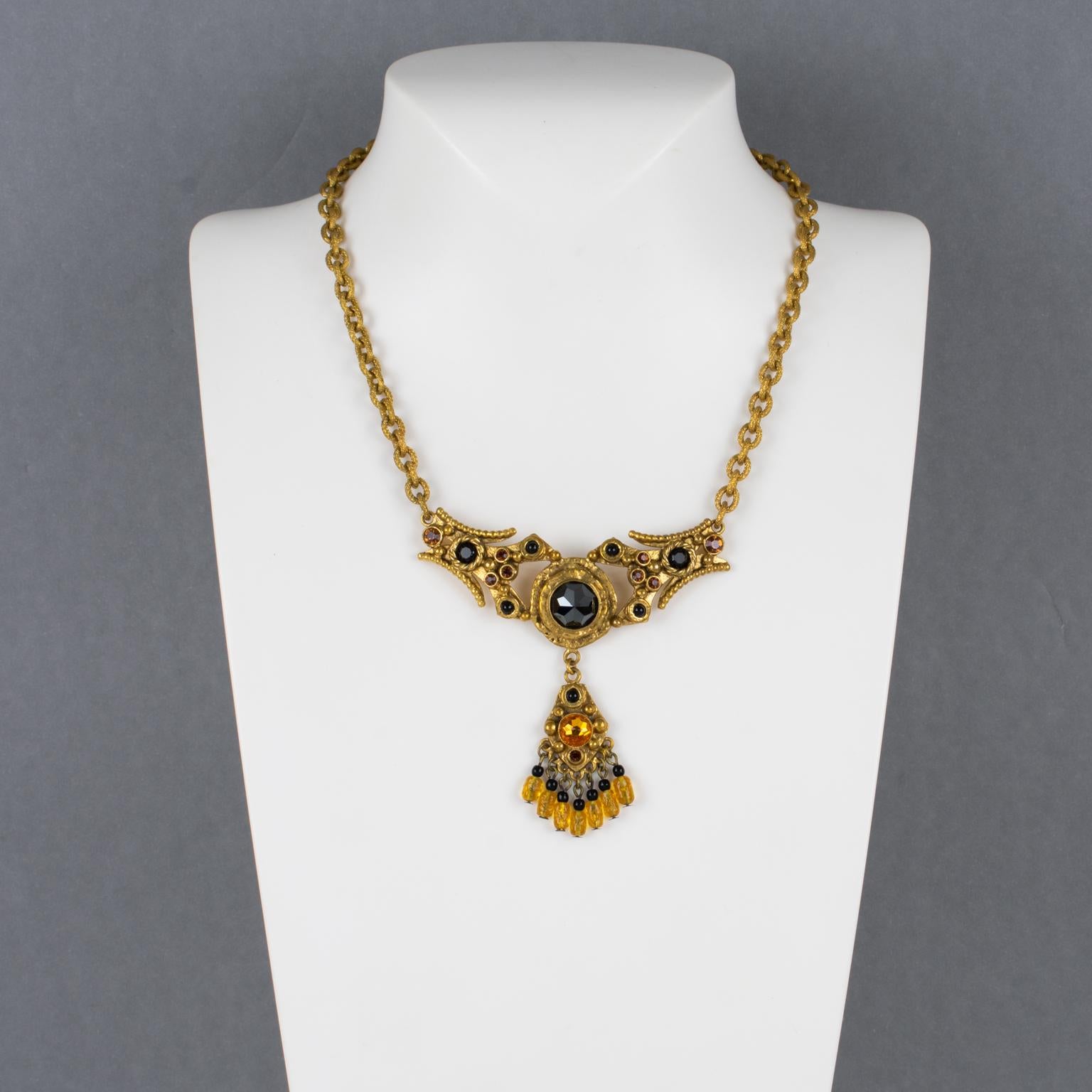 Este es un impresionante collar colgante de bronce dorado de la época medieval de Henry Perichon (alias Henry). El raro colgante de metal de bronce con influencias del diseño antiguo de la Edad Media está adornado con cabujones facetados de cristal