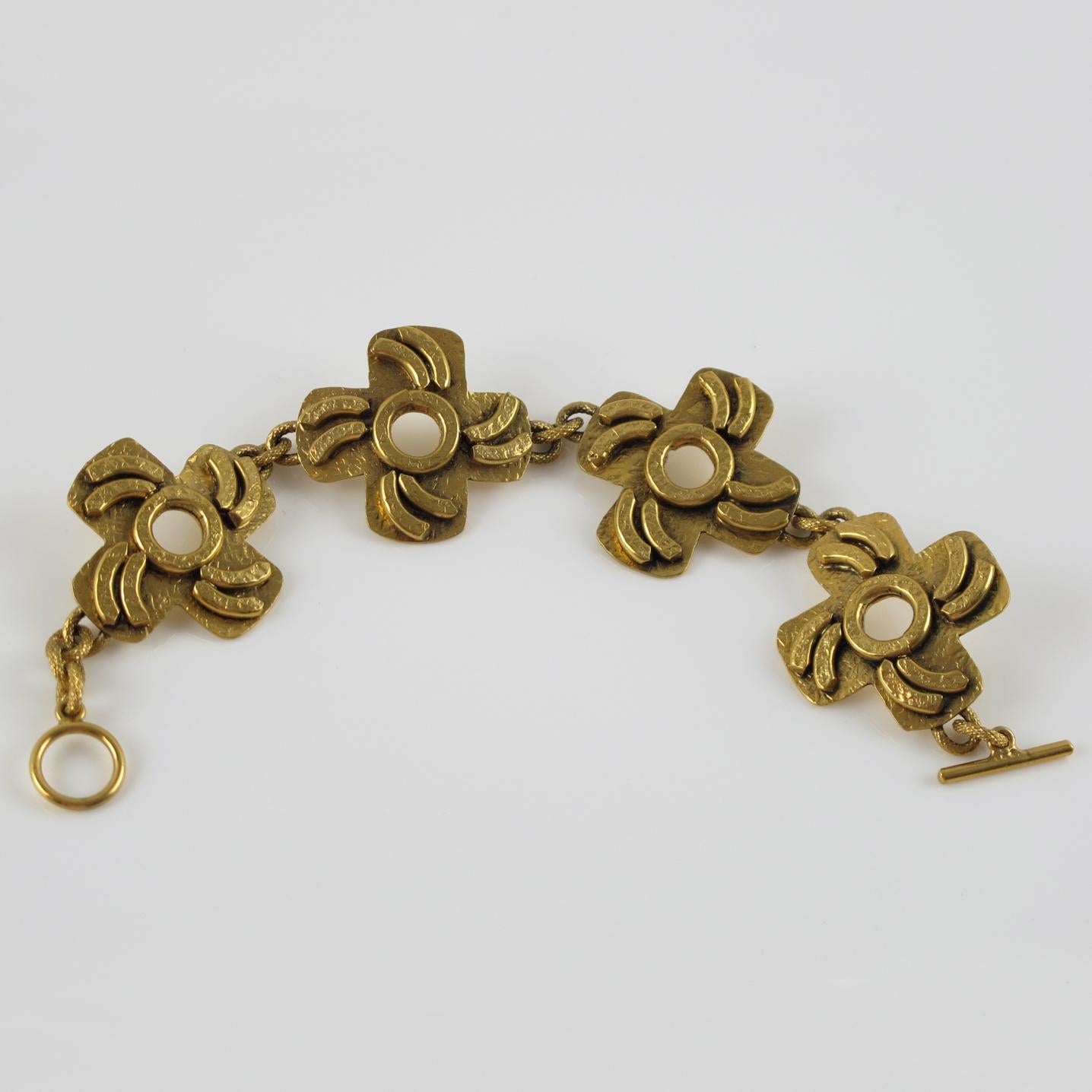Superbe bracelet à maillons du créateur de bijoux français Henry Perichon (alias Henry). Bronze doré dans un design moderniste des années 1960 orné de sculptures géométriques. Signé 