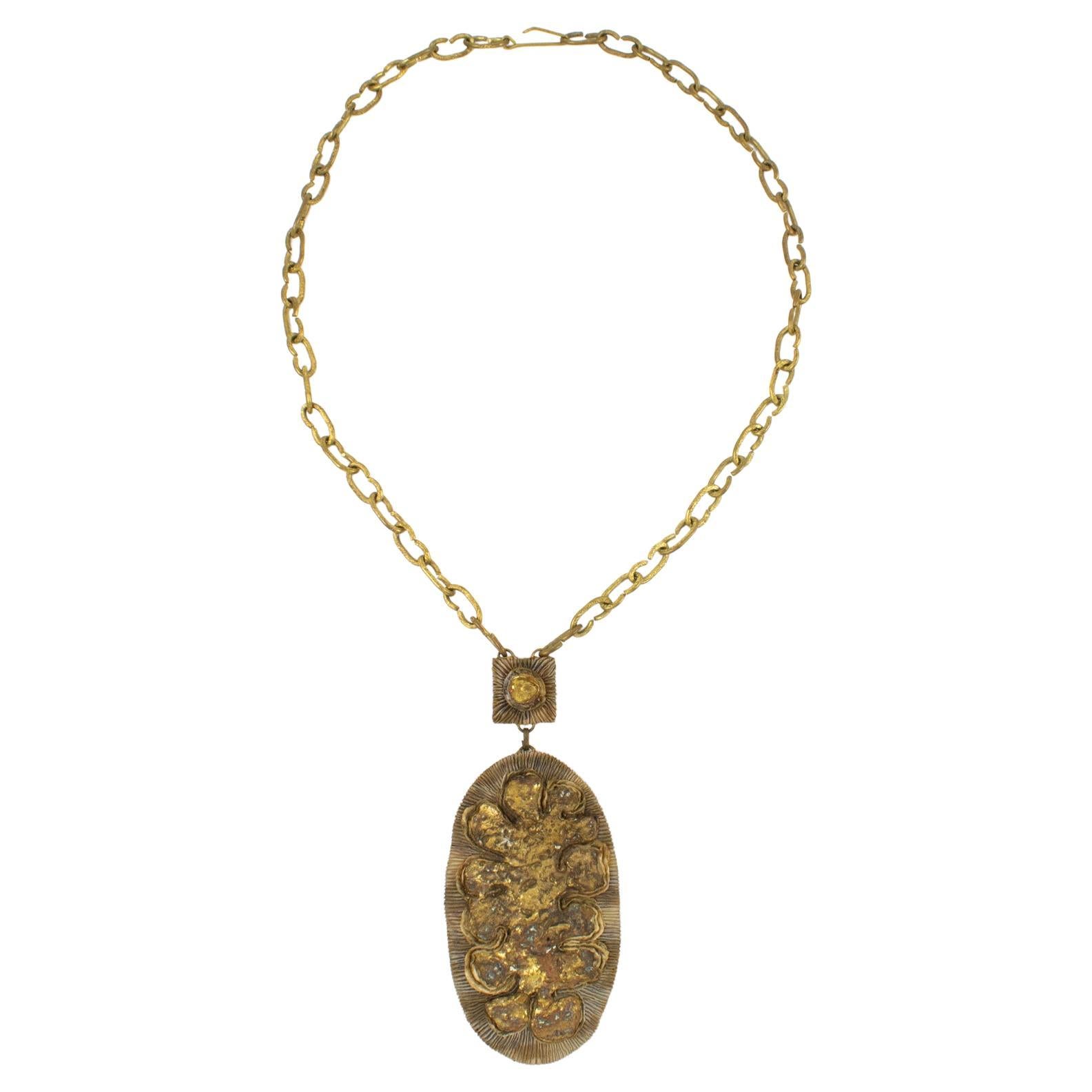 Henry Perichon Collier en bronze doré avec pendentif en résine à pompon en vente