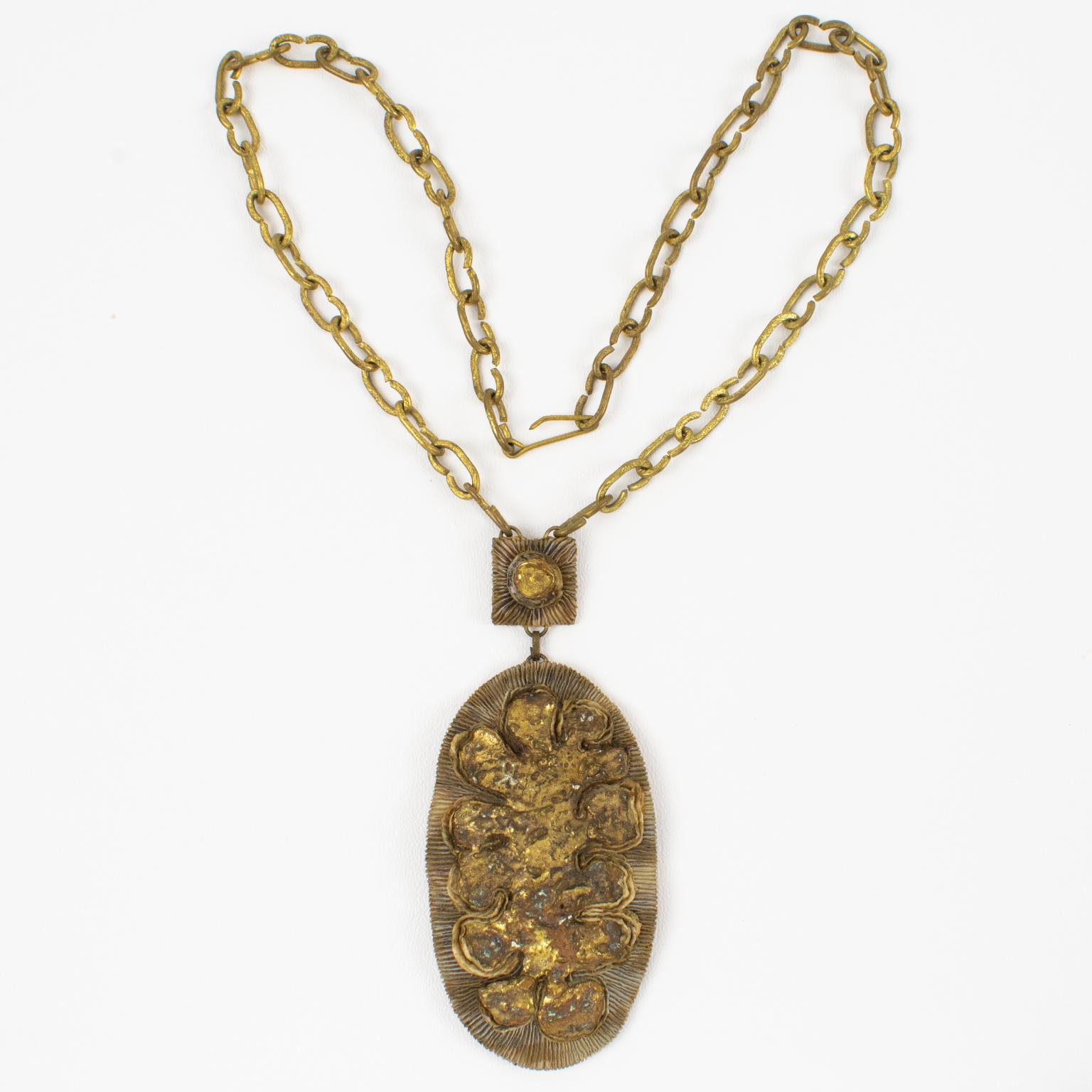 Médiéval Henry Perichon Collier chaîne en bronze avec médaillon orné de bijoux en forme de clous en vente
