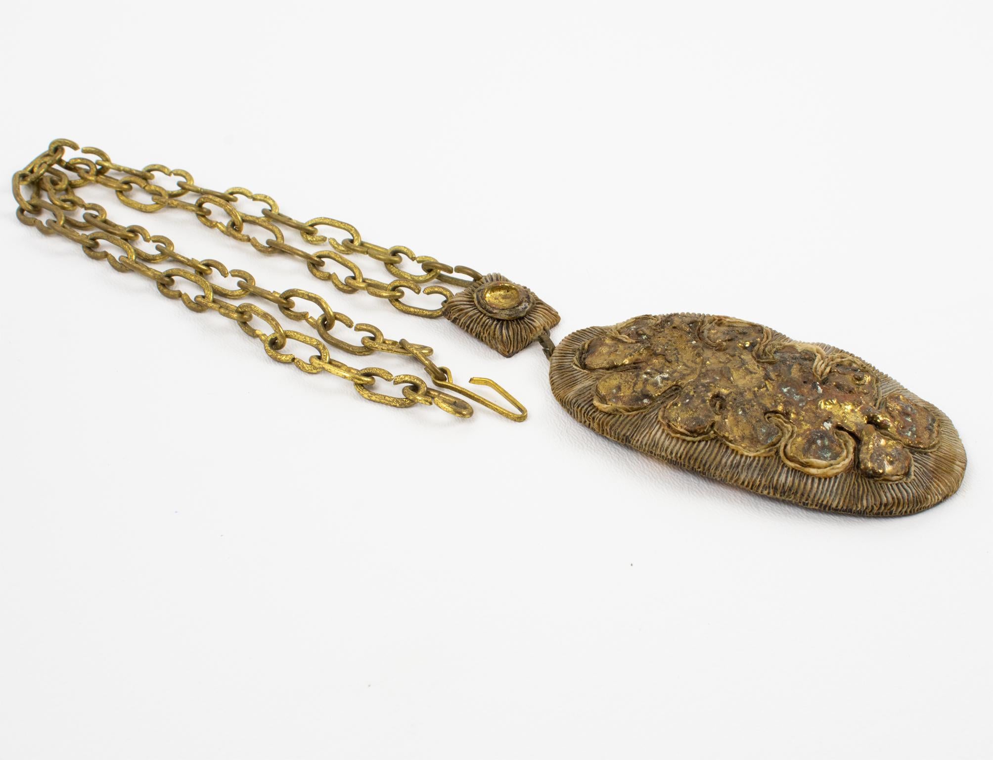 Henry Perichon Collier chaîne en bronze avec médaillon orné de bijoux en forme de clous en vente 1