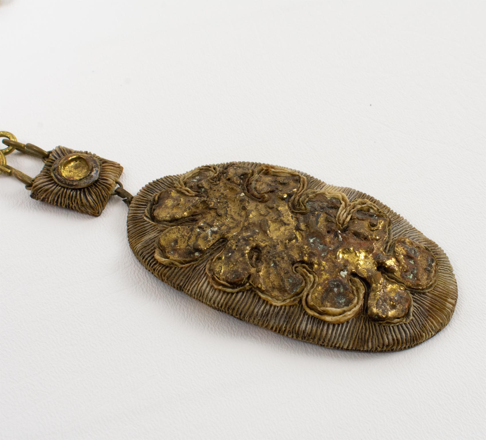 Henry Perichon Collier chaîne en bronze avec médaillon orné de bijoux en forme de clous en vente 2