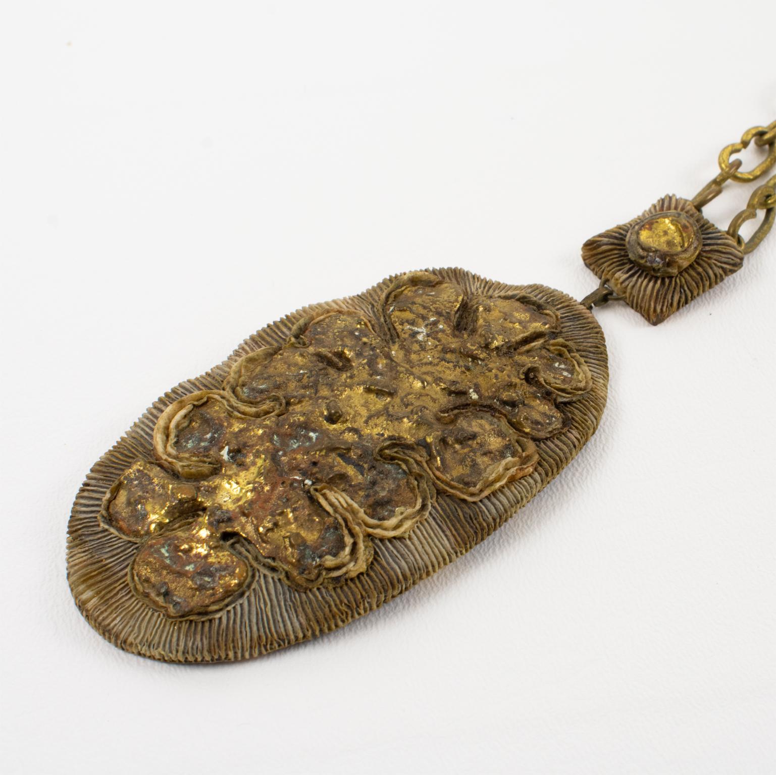 Henry Perichon Collier chaîne en bronze avec médaillon orné de bijoux en forme de clous en vente 3