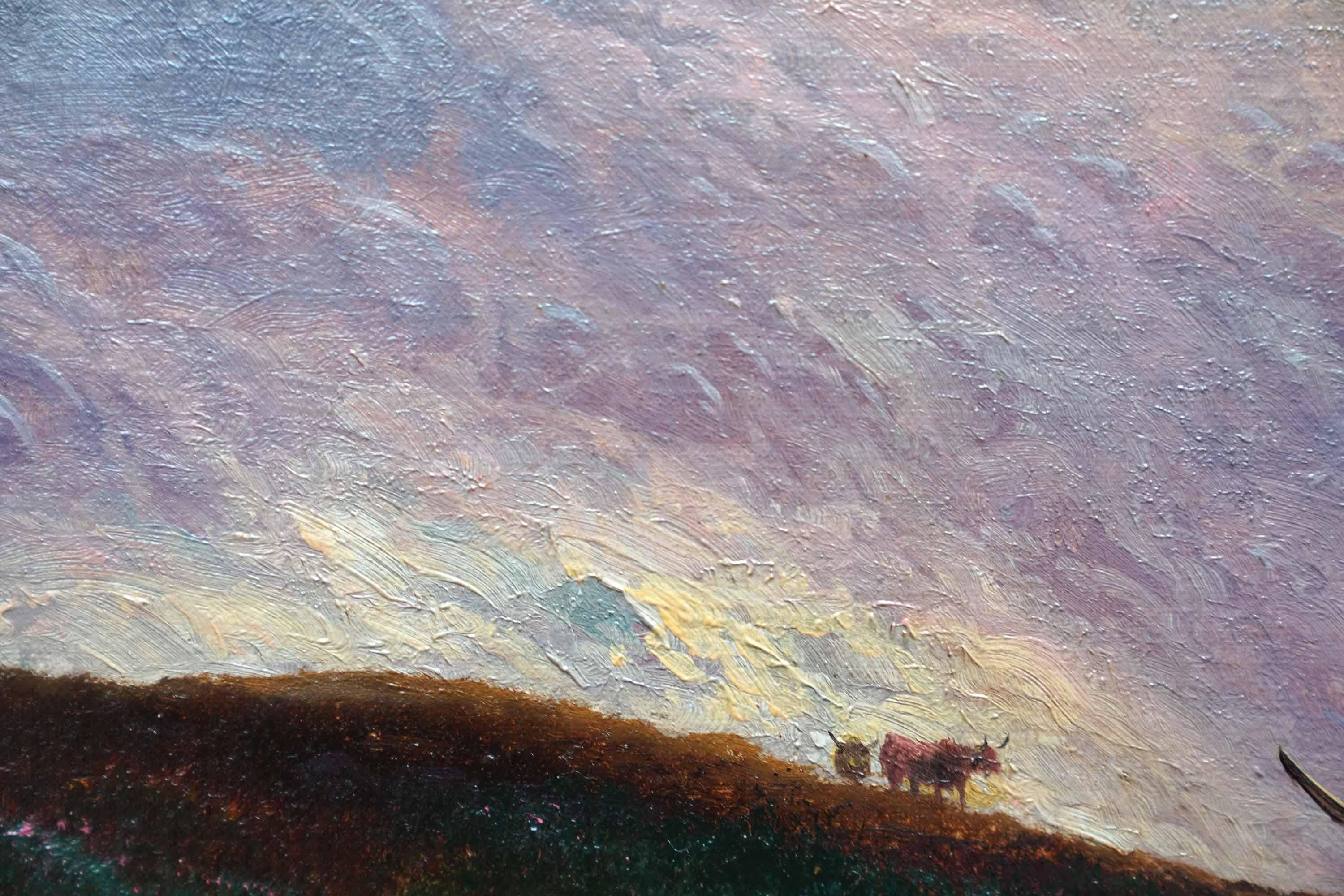 Questo affascinante paesaggio britannico vittoriano dipinto a olio è opera del noto artista Henry Robinson Hall. Dipinto intorno al 1900, l'ambientazione è nel Perthshire. In primo piano, alcuni bovini delle Highlands si trovano in una pozza d'acqua