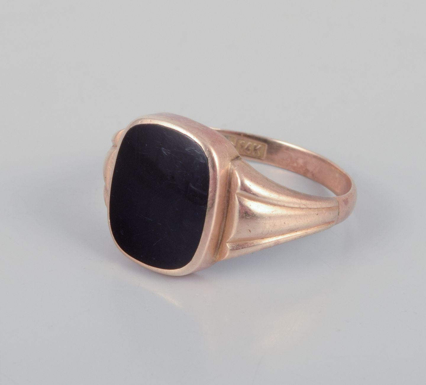 GEBRAUCHTWAREN SIND FÜR KUNDEN IN DEN USA, GROSSBRITANNIEN, AUSTRALIEN UND KANADA VON DEN EINFUHRZÖLLEN BEFREIT.   
DAHER FALLEN FÜR IHREN KAUF KEINE EINFUHRZÖLLE AN. 

Henry Roland, dänischer Goldschmied. 
Ring aus 14 Karat Gold mit Onyx.
Mitte des