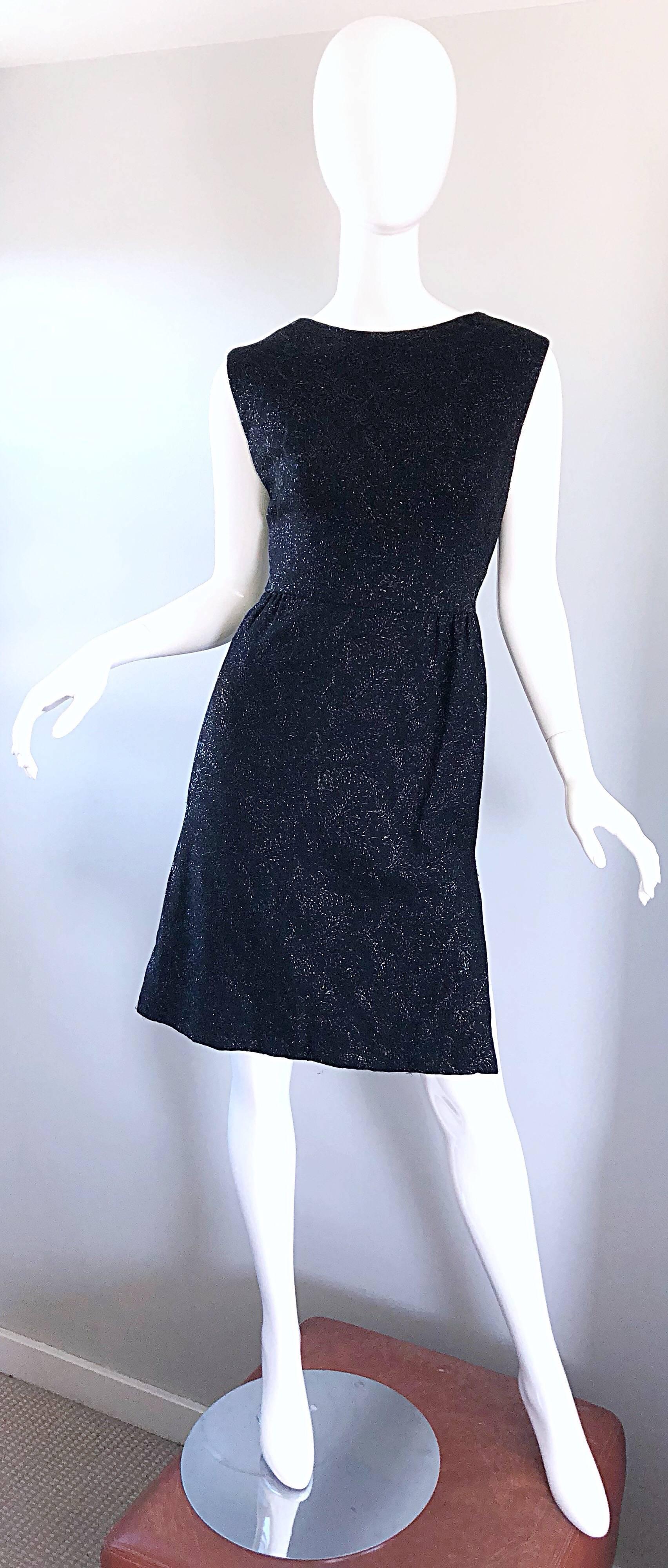 Petite robe noire HENRY ROSENFELD des années 1960 ! Il ne s'agit pas d'un boudin ordinaire : Les fils métalliques noirs sont présents tout au long du vêtement et ajoutent une touche d'excitation ! Entièrement doublé. Fermeture à glissière