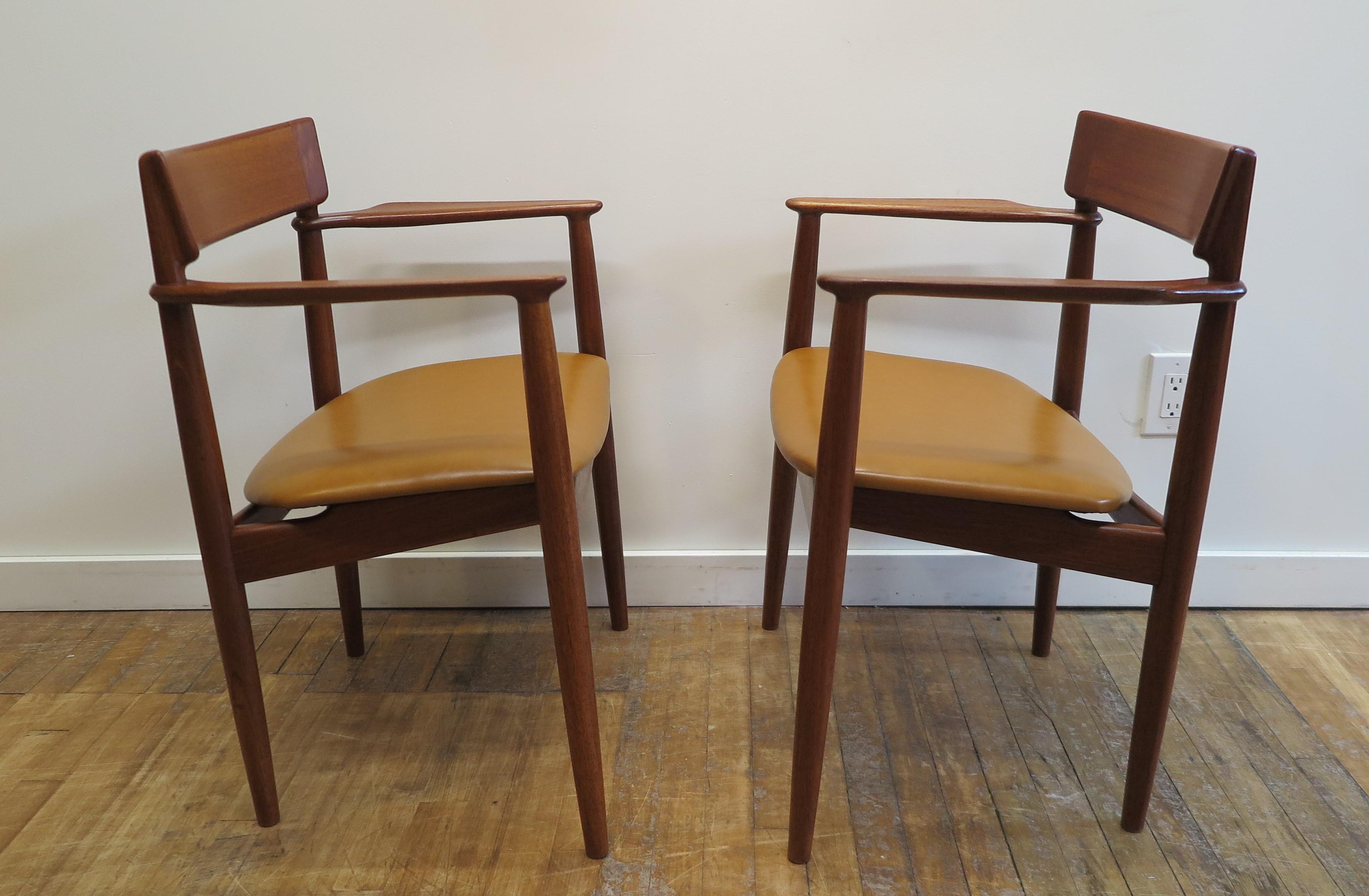 Henry Rosengren Hansesn Fauteuils.  Superbe paire de fauteuils sculptés en bois de rose de Henry Hansen produits par Brande Mobelindustri au Danemark. 
Une belle qualité esthétique qui témoigne d'un travail artisanal exceptionnel.  Les chaises sont