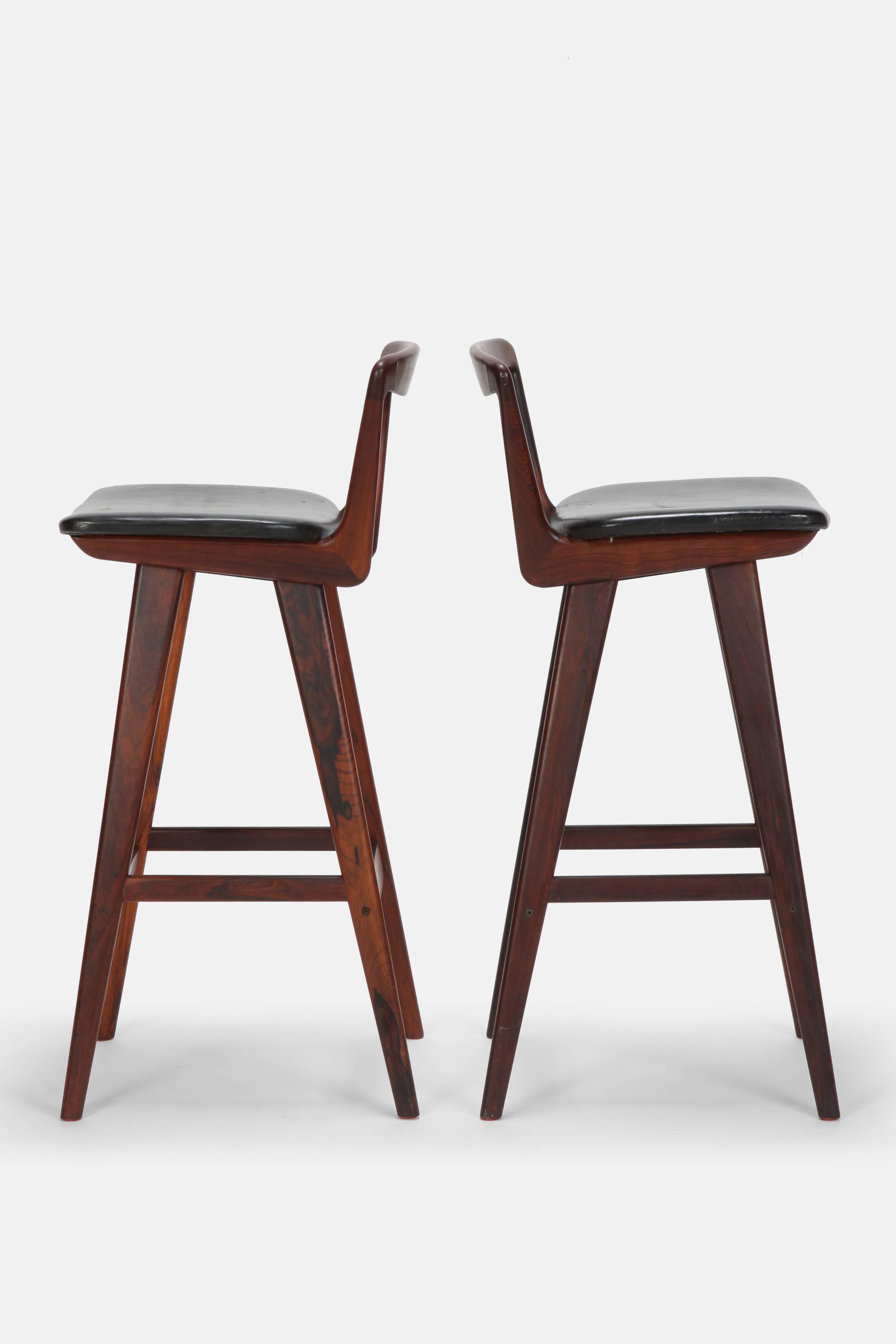 Henry Rosengren Hansen bar stools manufactured by Brande Møbelindustri in the 1960s in Denmark. Two very elegant bar stools with sophisticated processed rosewood frames. The seats have a comfortable upholstery covered with black leather which has a