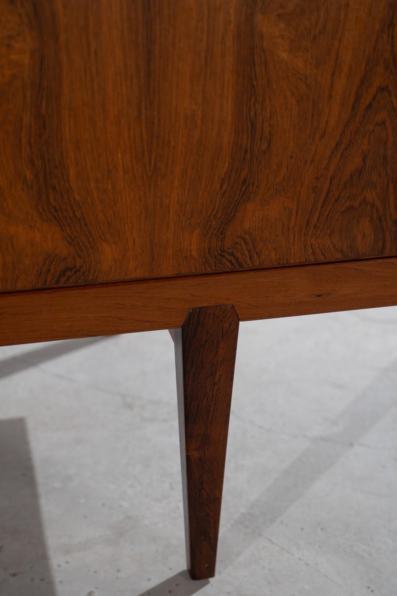 Mid-Century moderno Henry Rosengren Hansen Brande Møbelindustri Credenza Rosewwod Metà Secolo in vendita