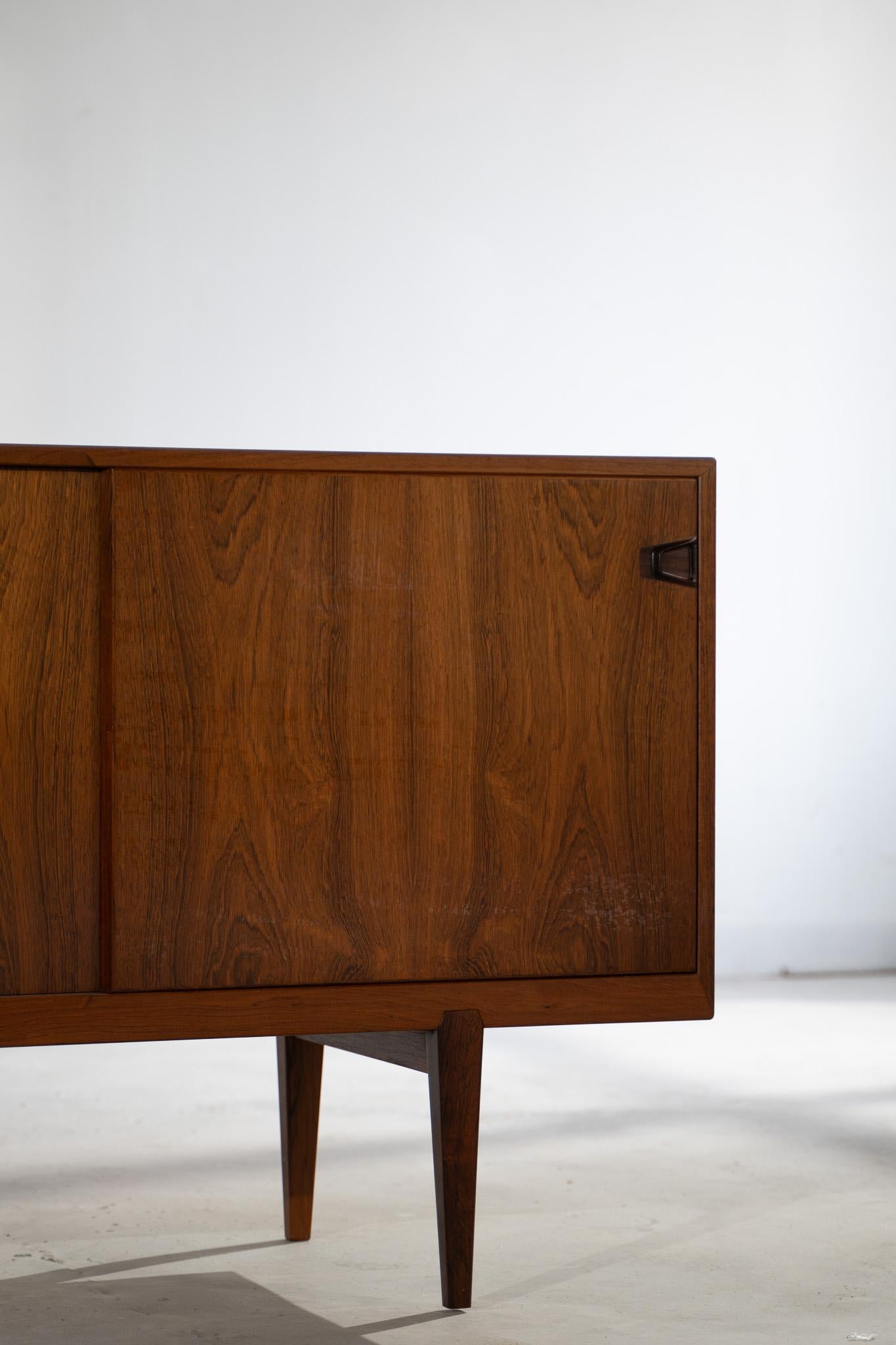 Impiallacciato Henry Rosengren Hansen Brande Møbelindustri Credenza Rosewwod Metà Secolo in vendita
