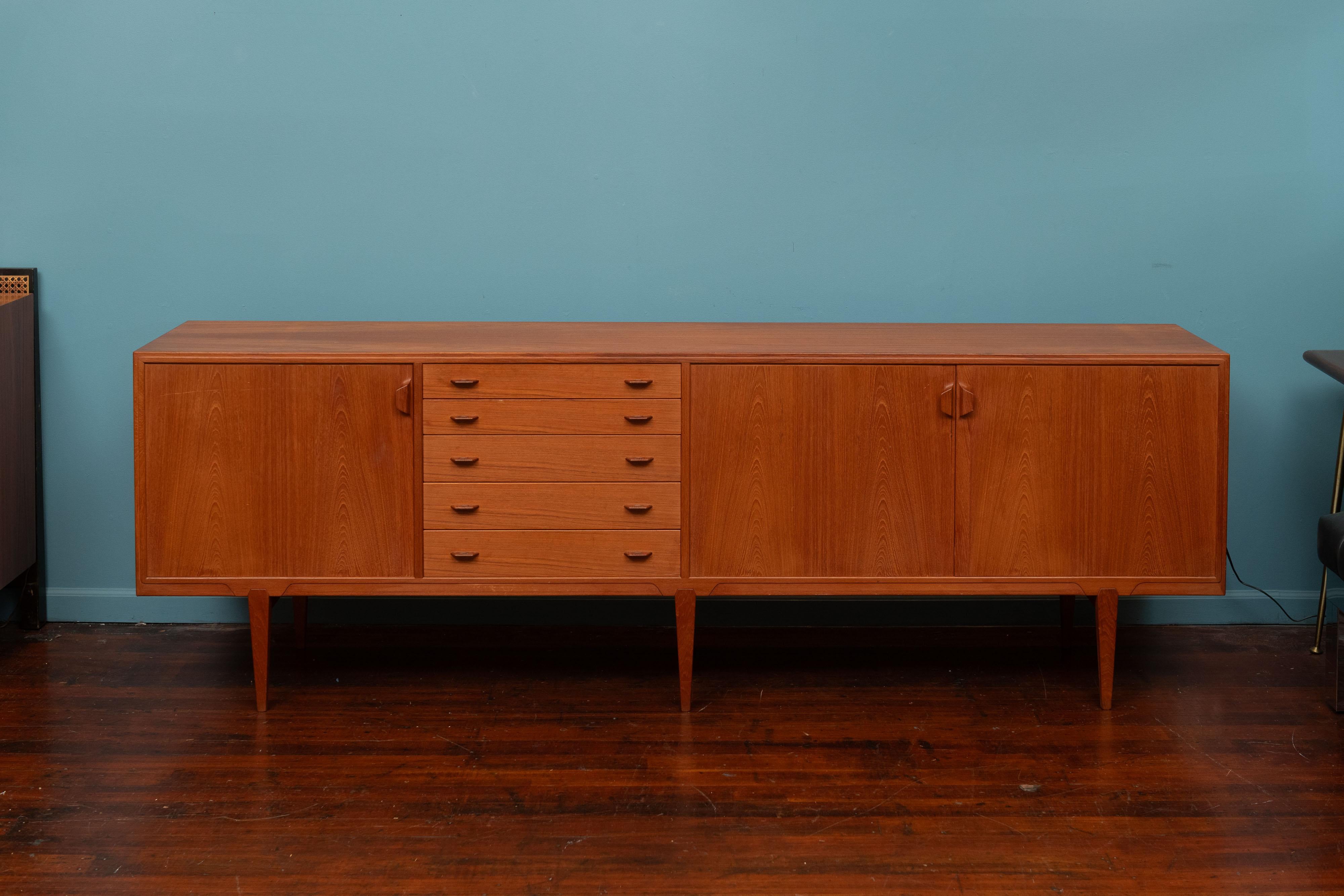 Credenza di grandi dimensioni di Henry Rosengren Hansen per Brande Mobelfabrik, Danimarca. Costruzione e utilizzo di materiali di alta qualità. Dettagli di design eleganti come le maniglie scolpite, le modanature dei bordi e le gambe. L'interno è