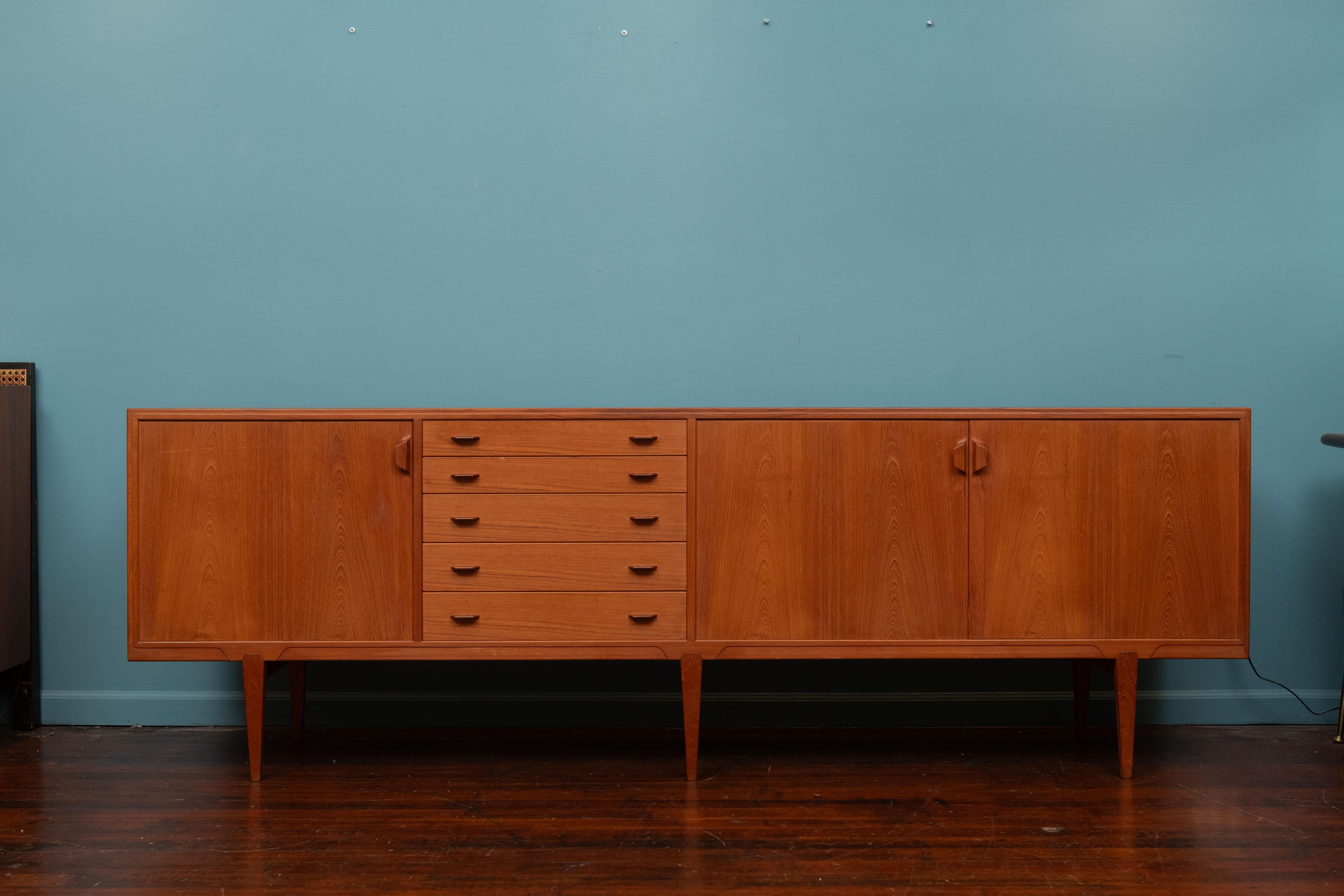 Scandinavo moderno Henry Rosengren Hansen - Credenza grande in teak in vendita