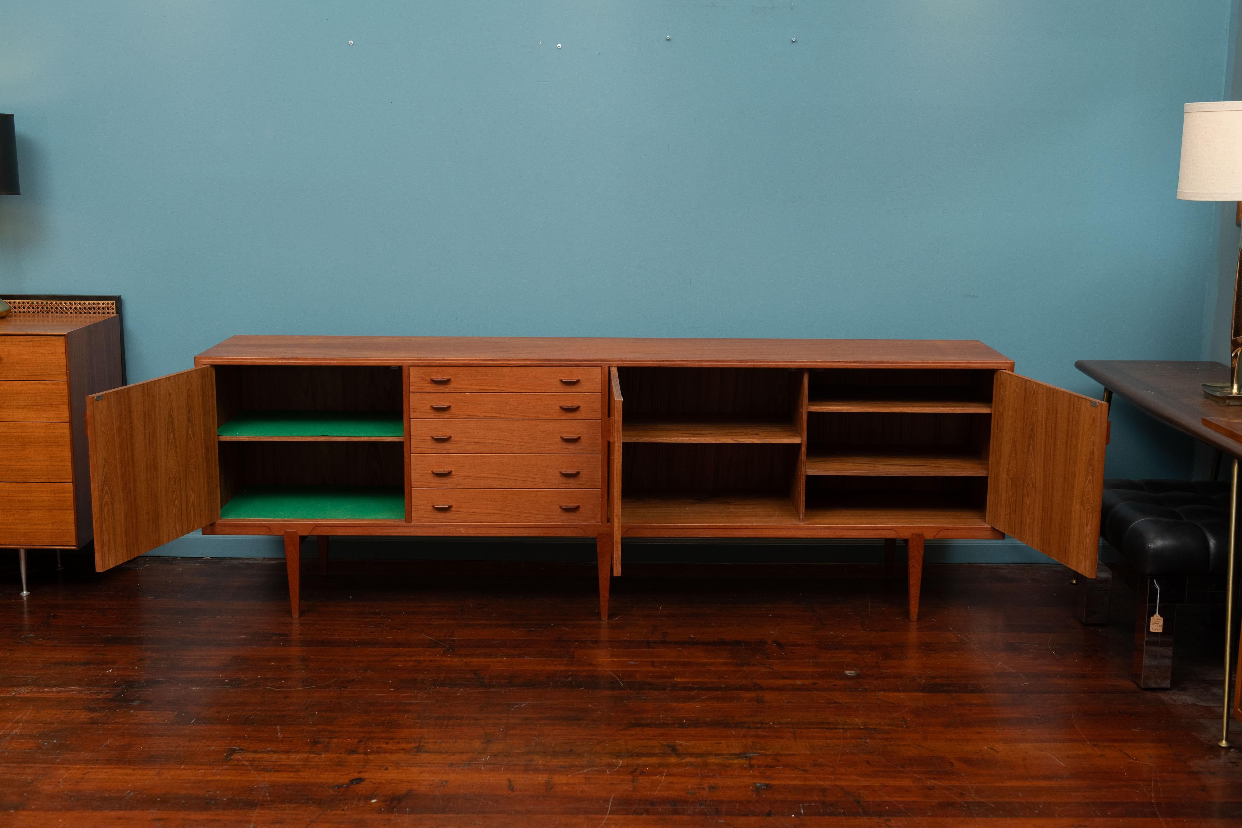 Danese Henry Rosengren Hansen - Credenza grande in teak in vendita
