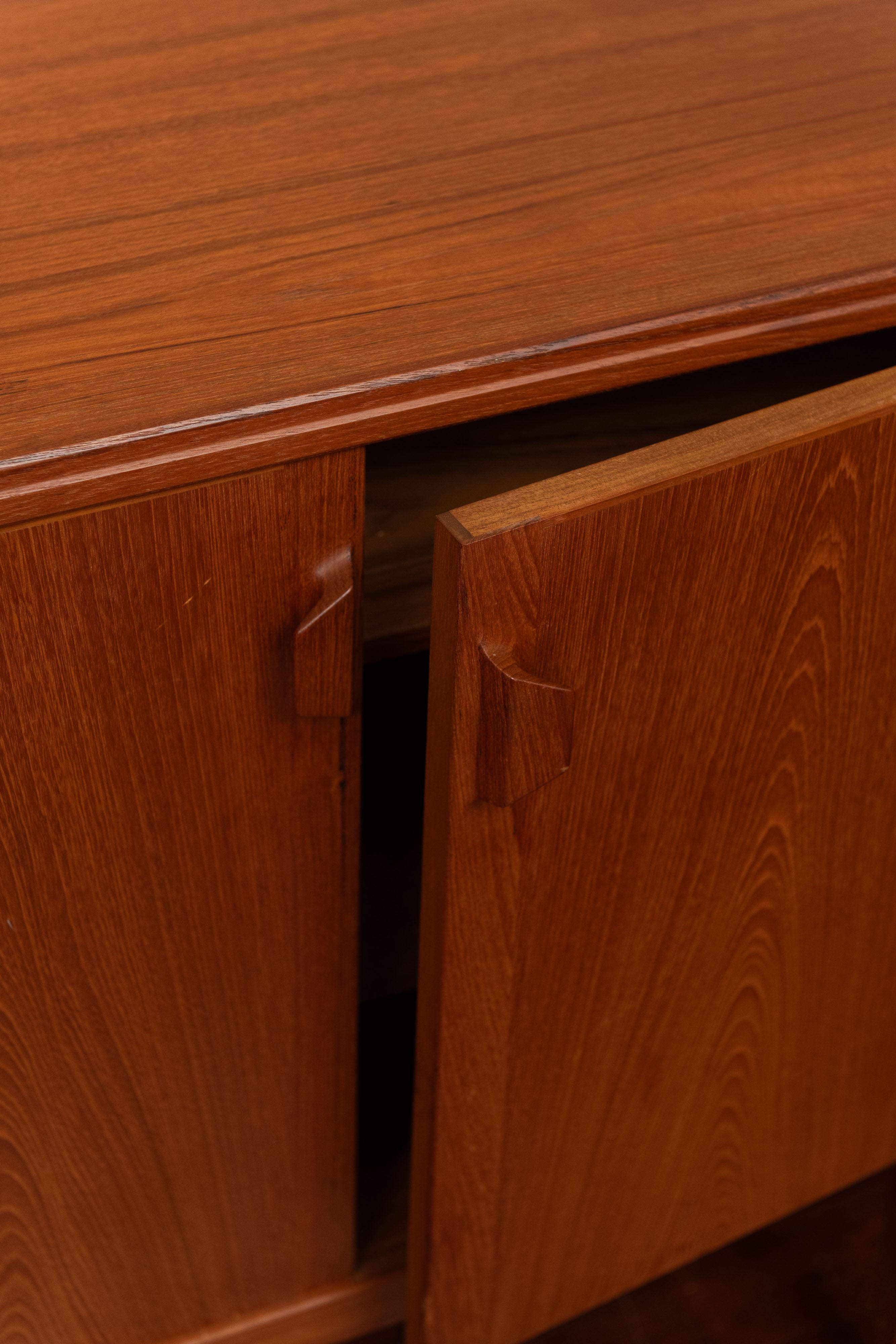 Henry Rosengren Hansen - Credenza grande in teak In condizioni buone in vendita a San Francisco, CA