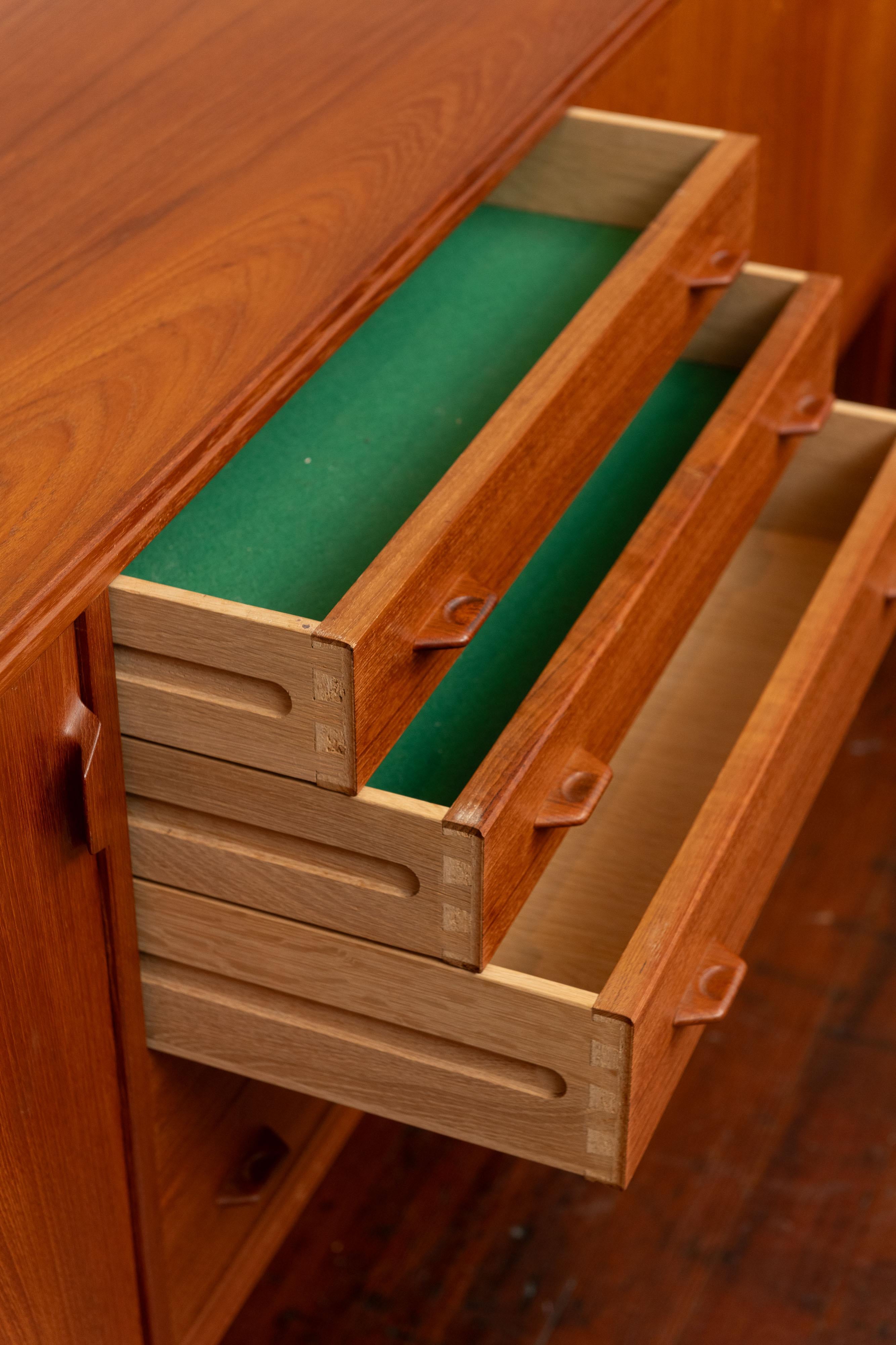 Metà XX secolo Henry Rosengren Hansen - Credenza grande in teak in vendita