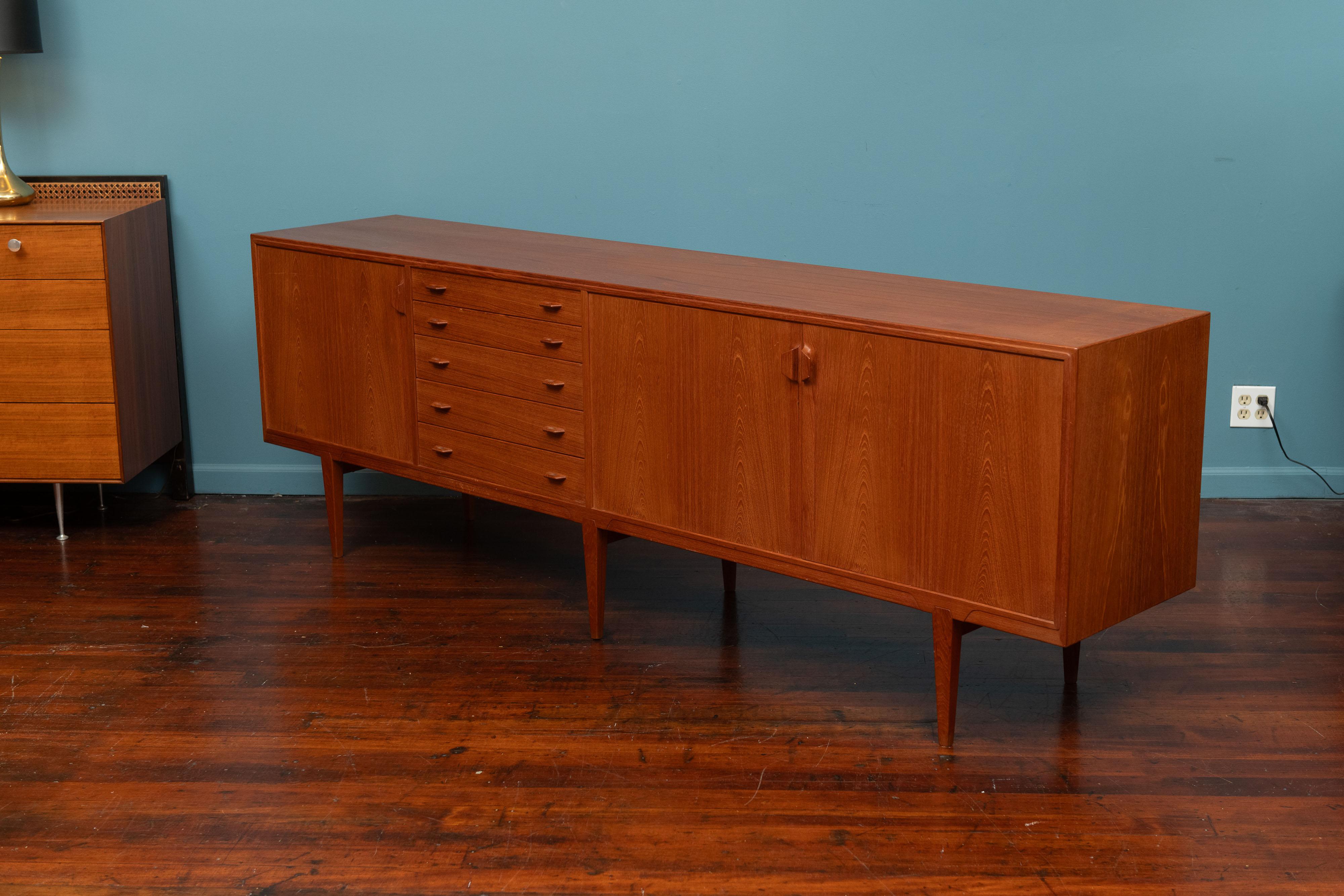 Henry Rosengren Hansen - Credenza grande in teak in vendita 1