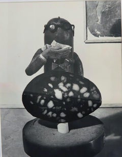 "Kunstkritikerin betrachtet die biomorphe Moderne" Silbernitratdruck ca. 1948