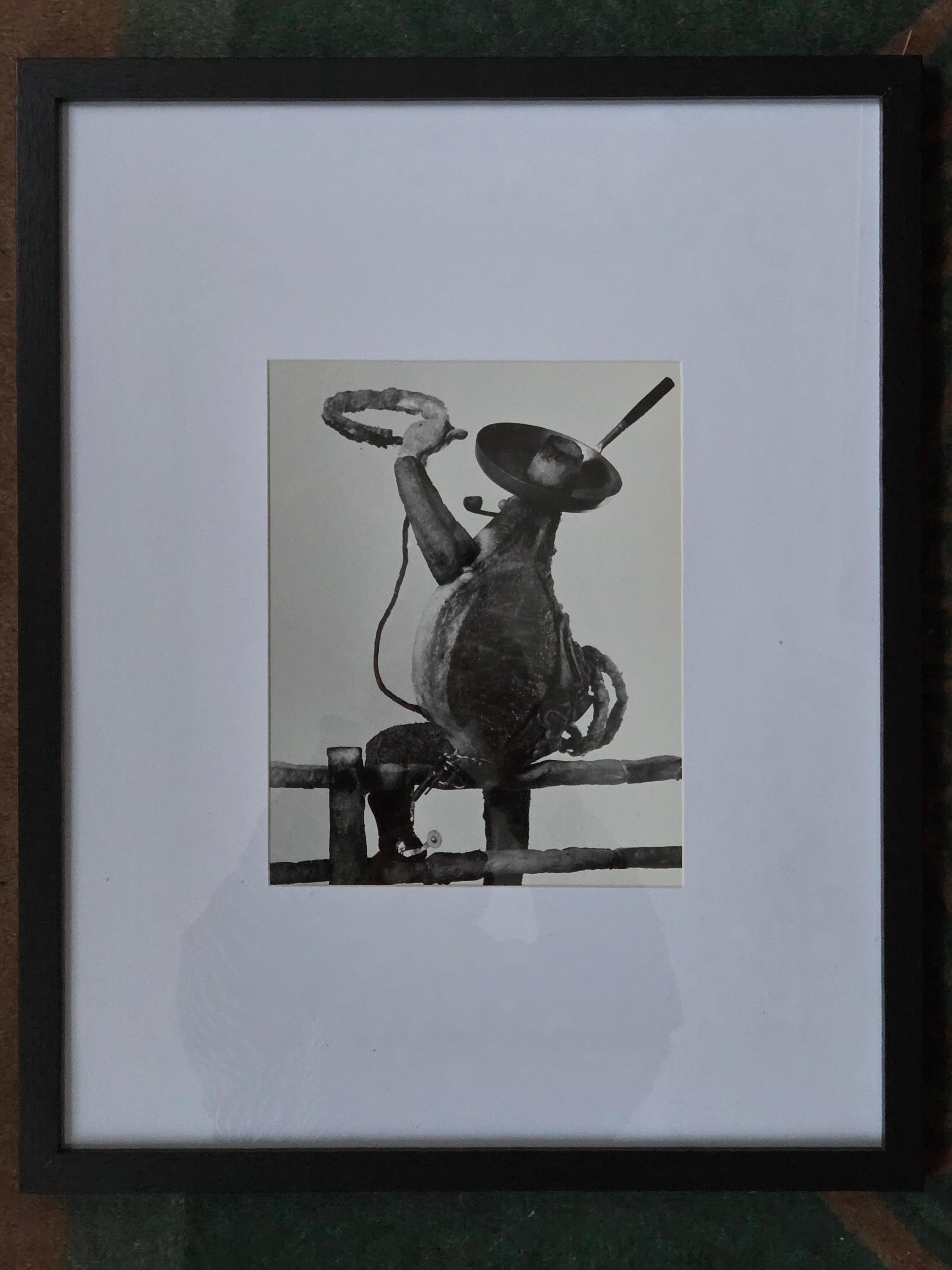 Henry Rox
Cowboy USA

Stampa vintage alla gelatina d'argento, anni '40 circa
8 x 10 pollici

Questa stampa vintage alla gelatina d'argento da 8 x 10 pollici presenta una delle costruzioni americane più teatrali di Henry Rox: un cowboy di frontiera